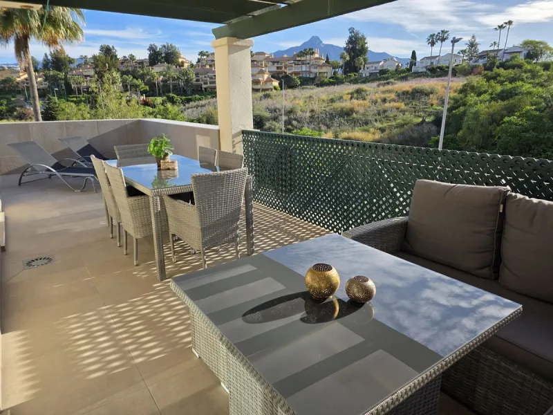 Fantastic penthouse in Locrimar , an attractive location in the sought-after area of Nueva Andalucía, within walking distance to both Puerto Banús, beach,shops, supermarkets, and the exclusive Real Club Marbella Gym.