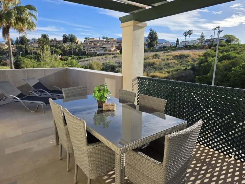 Fantastic penthouse in Locrimar , an attractive location in the sought-after area of Nueva Andalucía, within walking distance to both Puerto Banús, beach,shops, supermarkets, and the exclusive Real Club Marbella Gym.