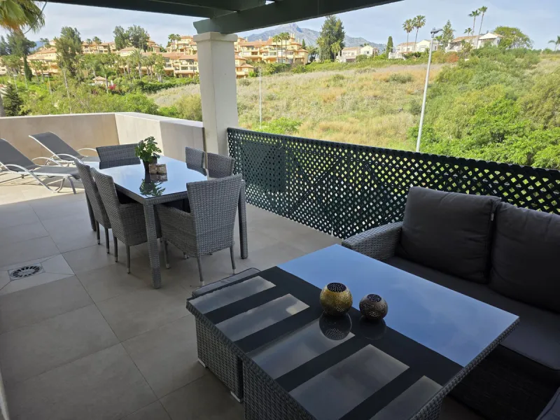 Fantastic penthouse in Locrimar , an attractive location in the sought-after area of Nueva Andalucía, within walking distance to both Puerto Banús, beach,shops, supermarkets, and the exclusive Real Club Marbella Gym.