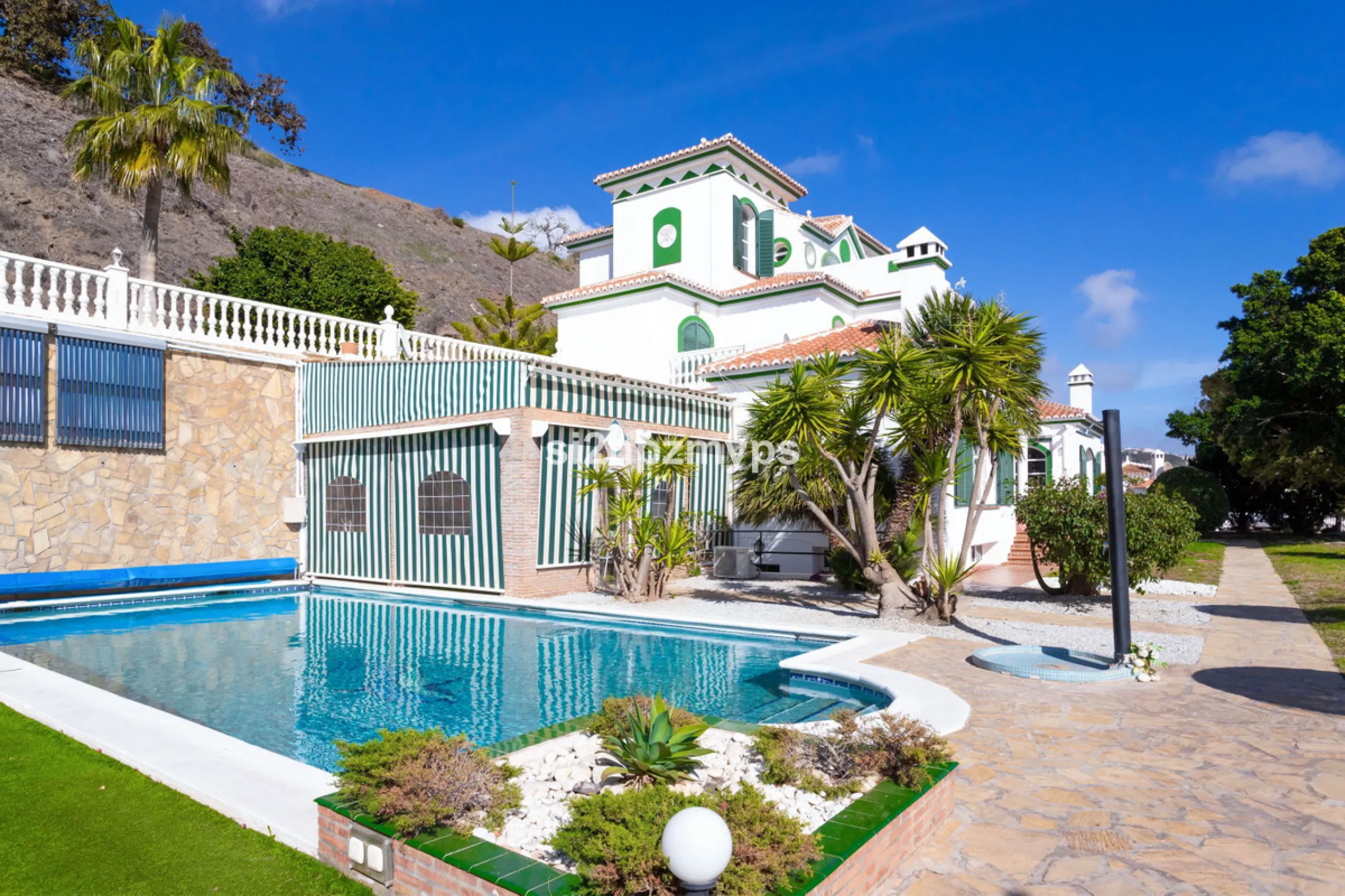 Große Villa in Torrox mit Tennisplatz und guten Geschäftsmöglichkeiten
