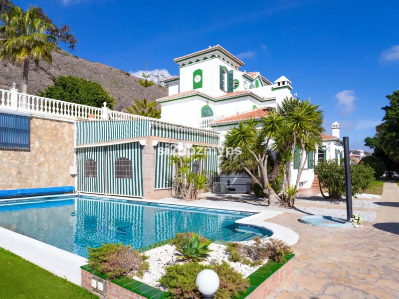 Große Villa in Torrox mit Tennisplatz und guten Geschäftsmöglichkeiten