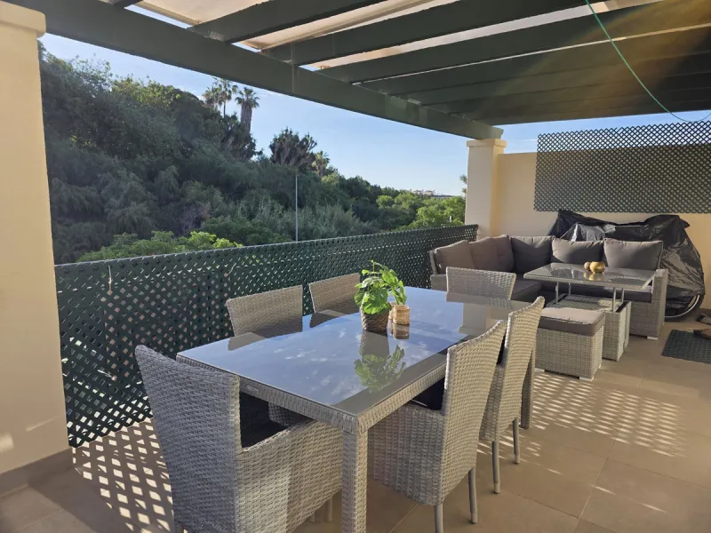 Fantastic penthouse in Locrimar , an attractive location in the sought-after area of Nueva Andalucía, within walking distance to both Puerto Banús, beach,shops, supermarkets, and the exclusive Real Club Marbella Gym.