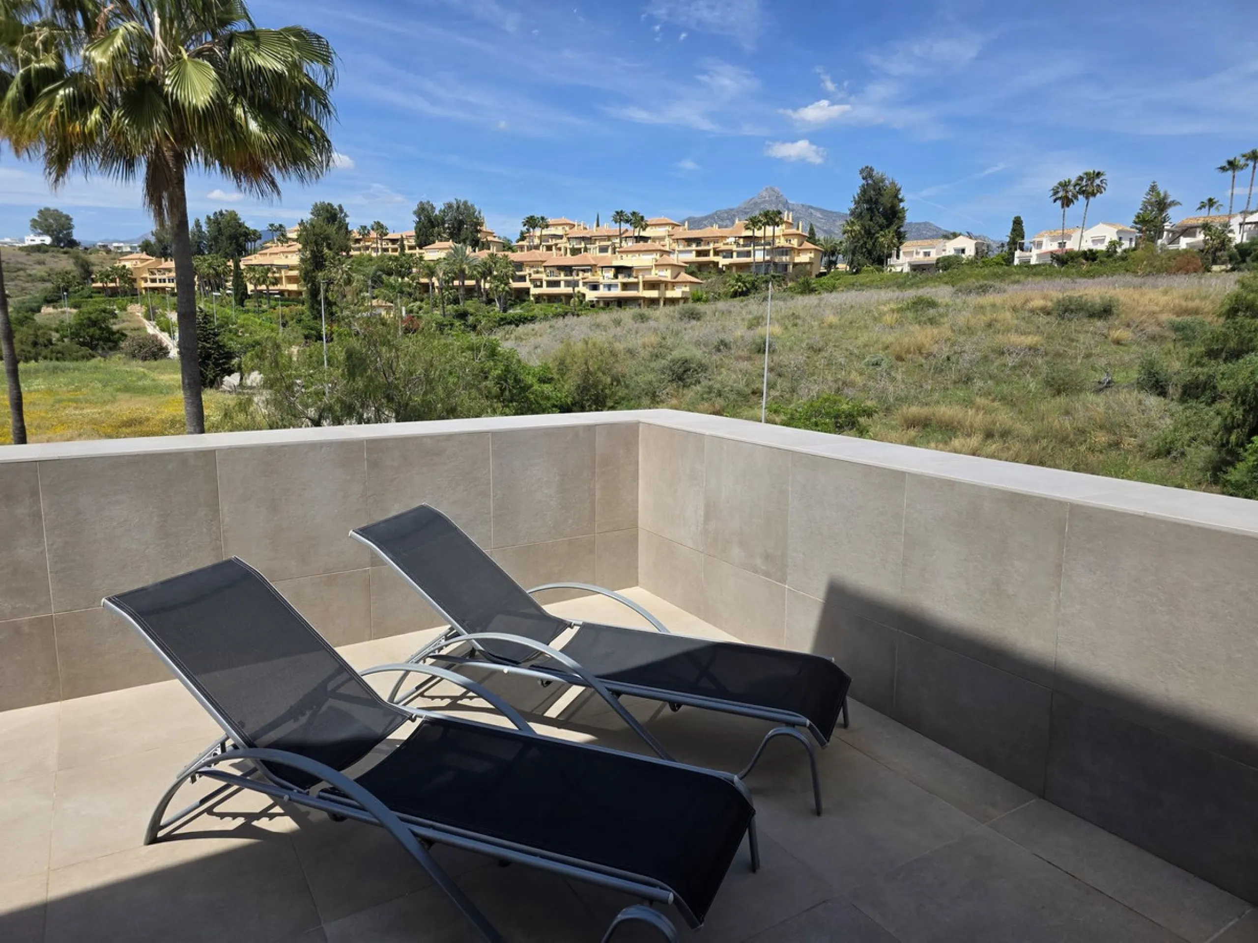 Fantastic penthouse in Locrimar , an attractive location in the sought-after area of Nueva Andalucía, within walking distance to both Puerto Banús, beach,shops, supermarkets, and the exclusive Real Club Marbella Gym.