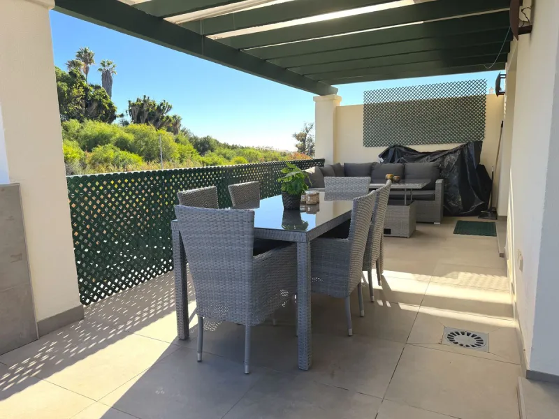 Fantastic penthouse in Locrimar , an attractive location in the sought-after area of Nueva Andalucía, within walking distance to both Puerto Banús, beach,shops, supermarkets, and the exclusive Real Club Marbella Gym.