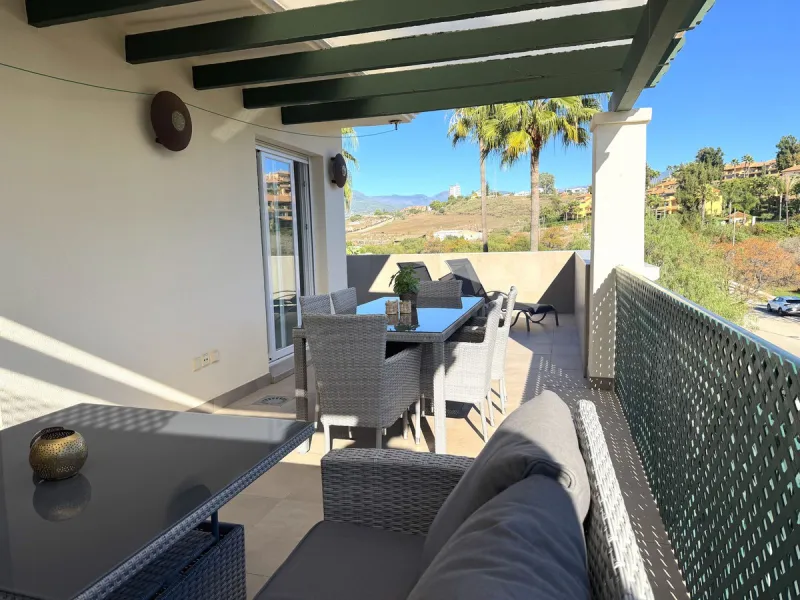 Fantastic penthouse in Locrimar , an attractive location in the sought-after area of Nueva Andalucía, within walking distance to both Puerto Banús, beach,shops, supermarkets, and the exclusive Real Club Marbella Gym.