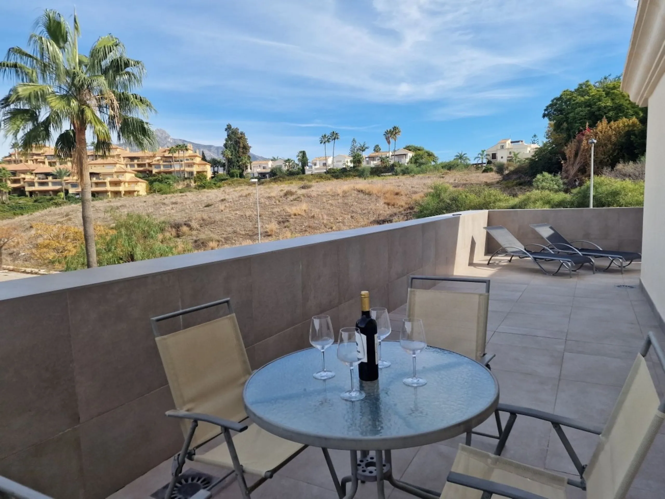 Fantastic penthouse in Locrimar , an attractive location in the sought-after area of Nueva Andalucía, within walking distance to both Puerto Banús, beach,shops, supermarkets, and the exclusive Real Club Marbella Gym.