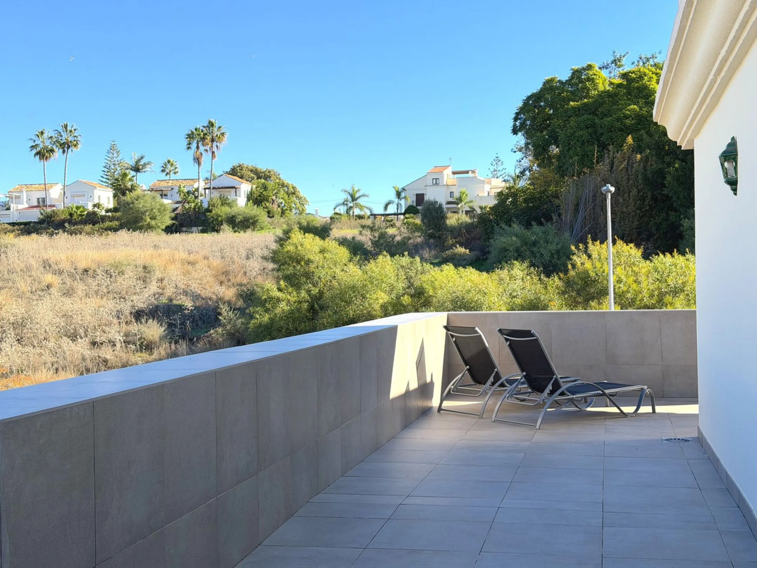 Fantastic penthouse in Locrimar , an attractive location in the sought-after area of Nueva Andalucía, within walking distance to both Puerto Banús, beach,shops, supermarkets, and the exclusive Real Club Marbella Gym.