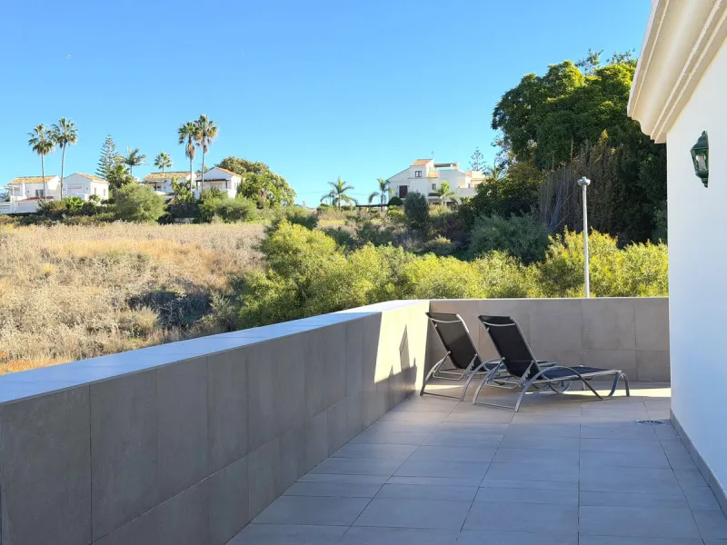 Fantastic penthouse in Locrimar , an attractive location in the sought-after area of Nueva Andalucía, within walking distance to both Puerto Banús, beach,shops, supermarkets, and the exclusive Real Club Marbella Gym.