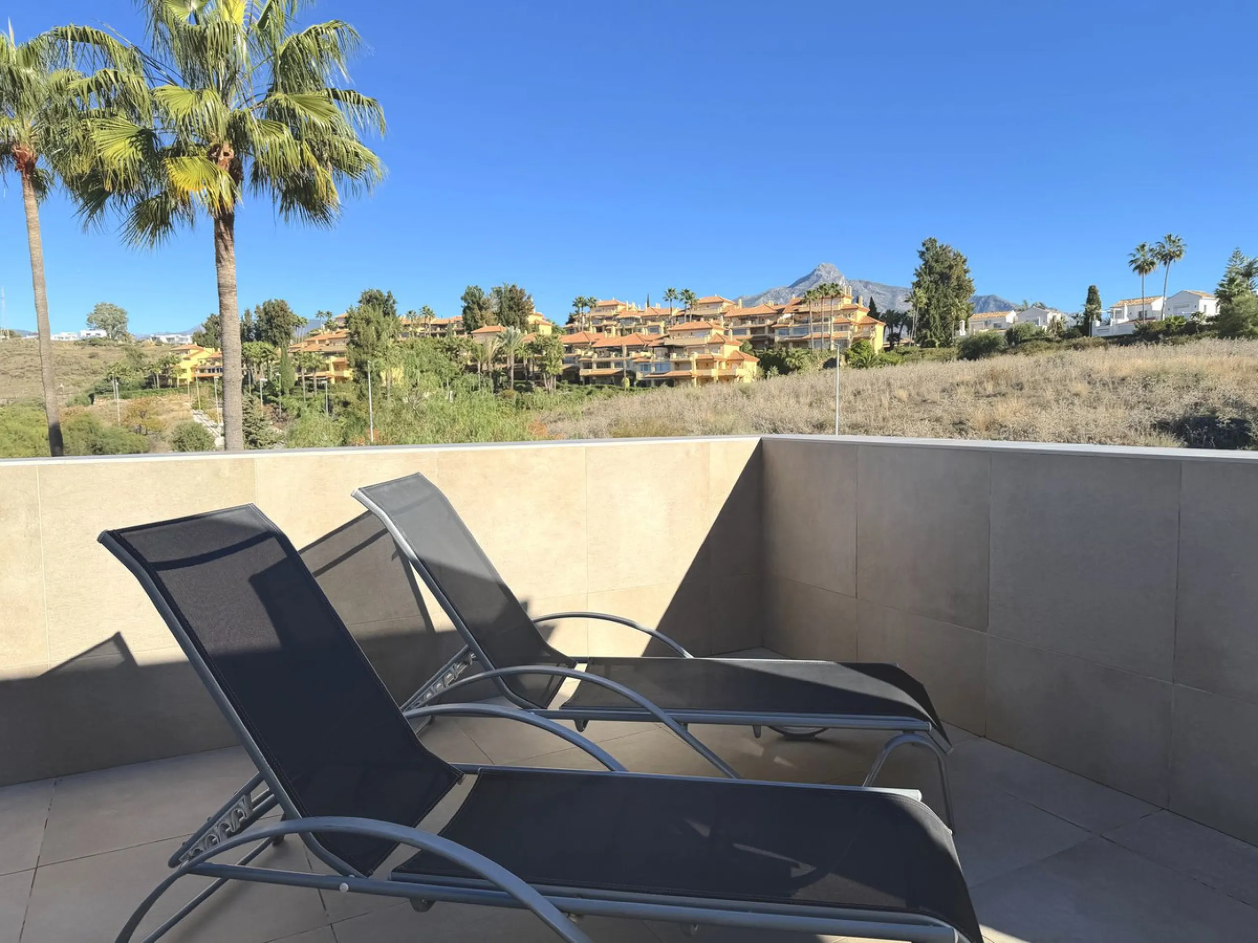 Fantastic penthouse in Locrimar , an attractive location in the sought-after area of Nueva Andalucía, within walking distance to both Puerto Banús, beach,shops, supermarkets, and the exclusive Real Club Marbella Gym.
