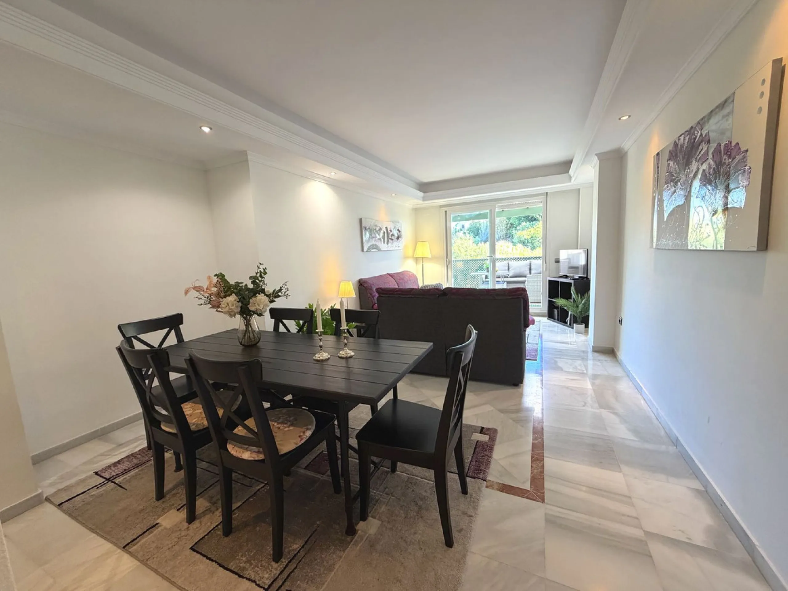 Fantastic penthouse in Locrimar , an attractive location in the sought-after area of Nueva Andalucía, within walking distance to both Puerto Banús, beach,shops, supermarkets, and the exclusive Real Club Marbella Gym.