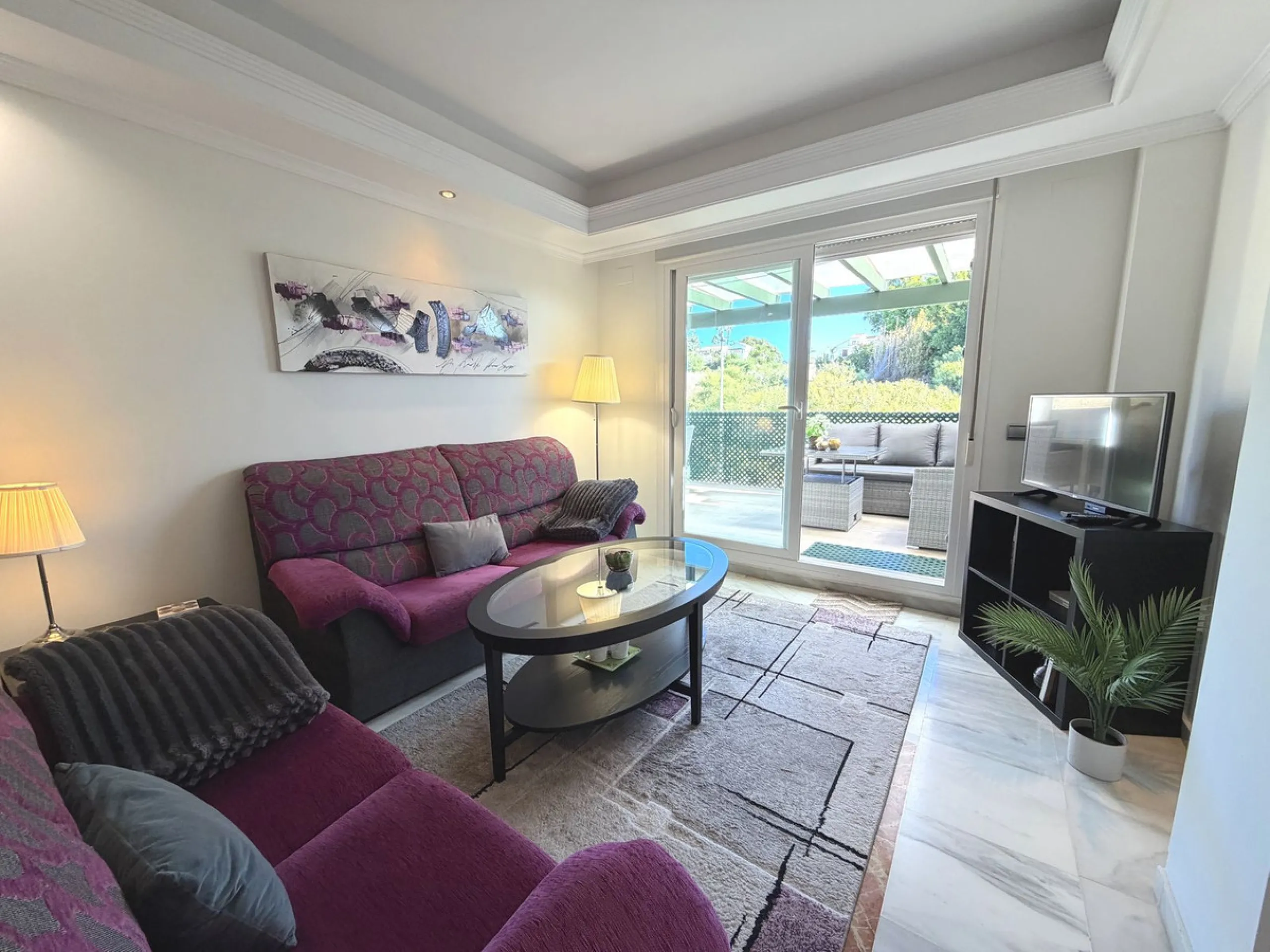 Fantastic penthouse in Locrimar , an attractive location in the sought-after area of Nueva Andalucía, within walking distance to both Puerto Banús, beach,shops, supermarkets, and the exclusive Real Club Marbella Gym.