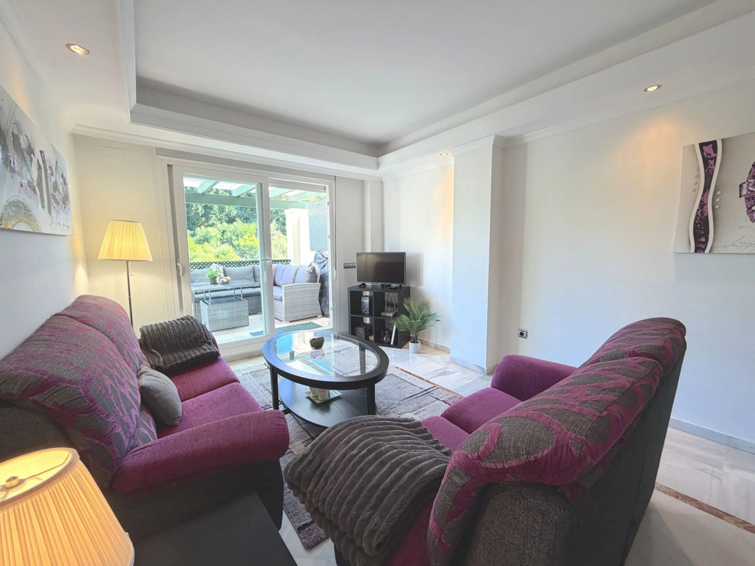 Fantastic penthouse in Locrimar , an attractive location in the sought-after area of Nueva Andalucía, within walking distance to both Puerto Banús, beach,shops, supermarkets, and the exclusive Real Club Marbella Gym.