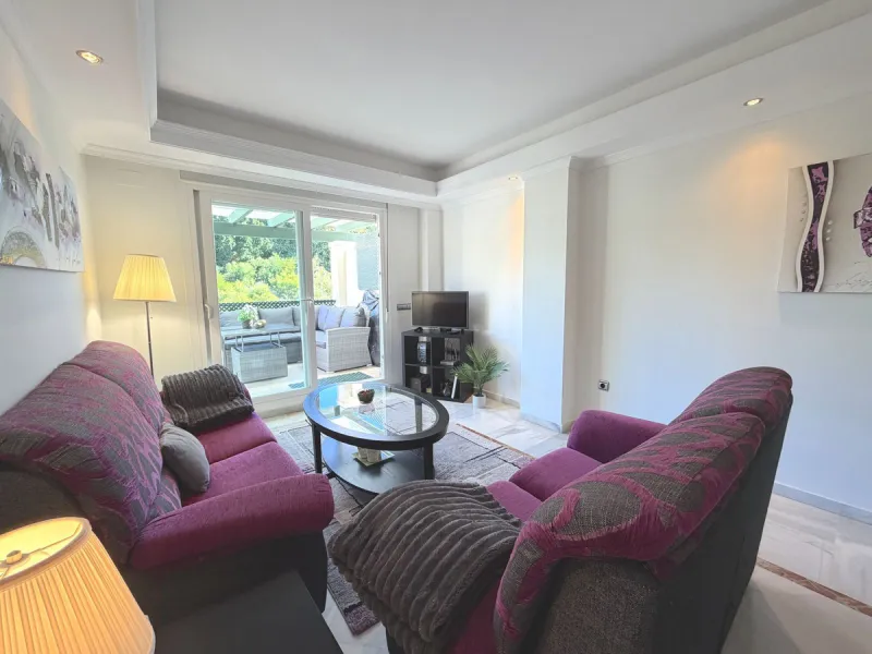 Fantastic penthouse in Locrimar , an attractive location in the sought-after area of Nueva Andalucía, within walking distance to both Puerto Banús, beach,shops, supermarkets, and the exclusive Real Club Marbella Gym.