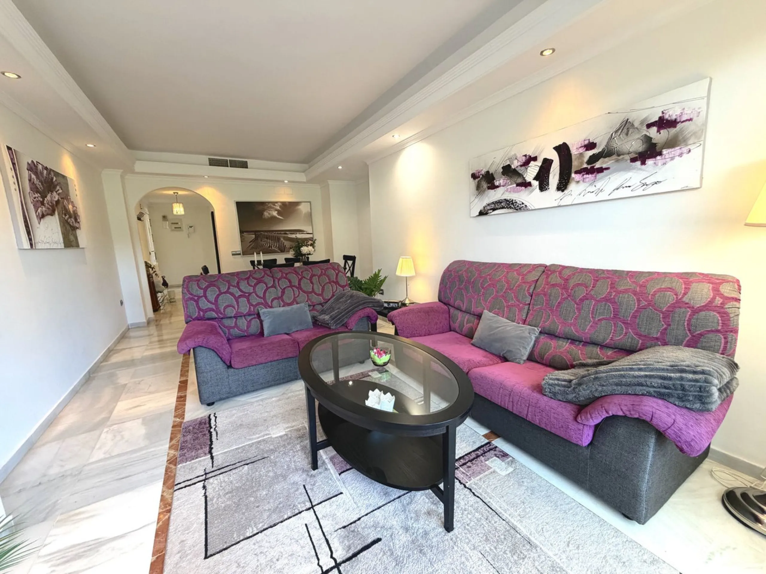 Fantastic penthouse in Locrimar , an attractive location in the sought-after area of Nueva Andalucía, within walking distance to both Puerto Banús, beach,shops, supermarkets, and the exclusive Real Club Marbella Gym.