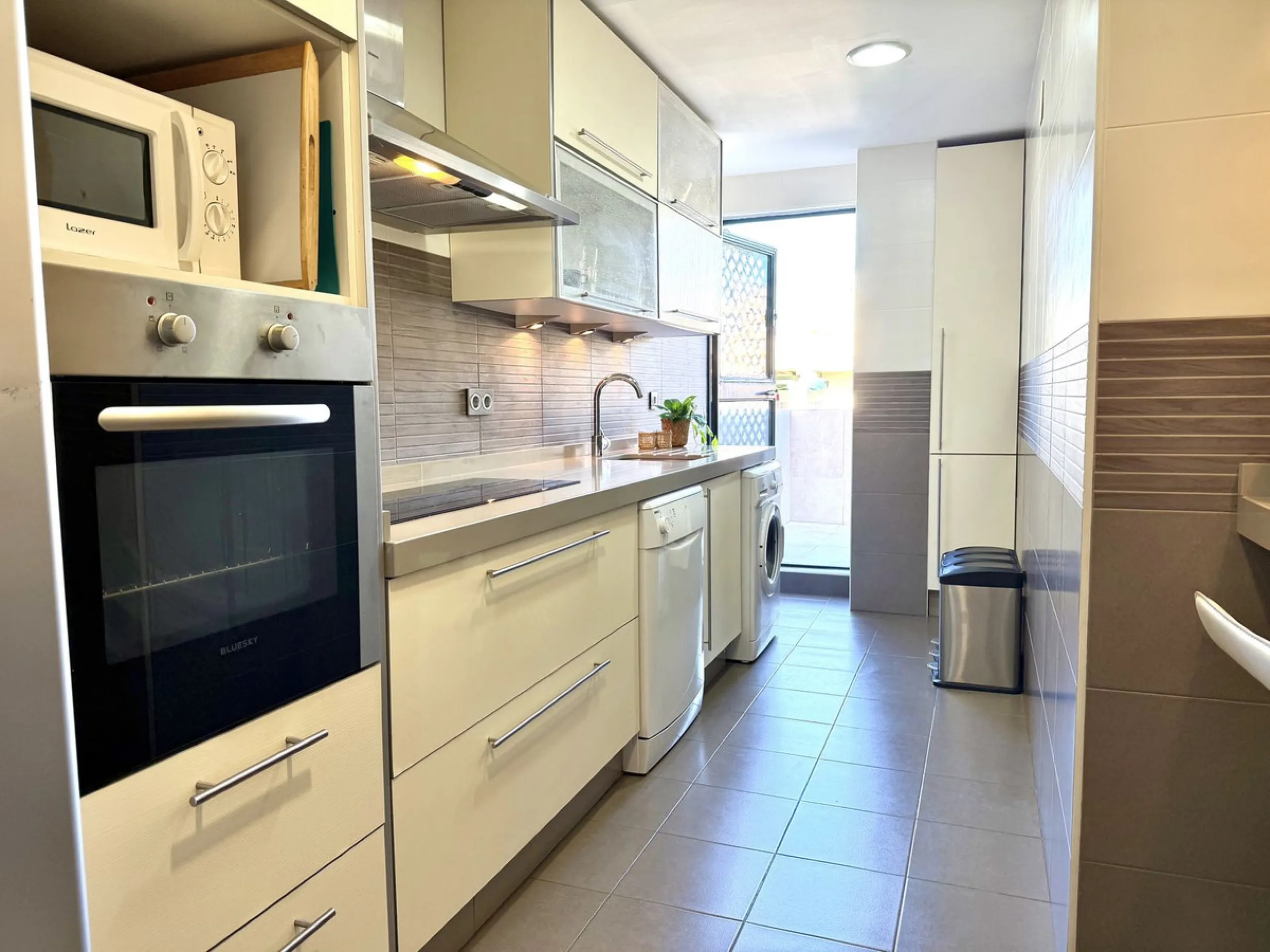Fantastic penthouse in Locrimar , an attractive location in the sought-after area of Nueva Andalucía, within walking distance to both Puerto Banús, beach,shops, supermarkets, and the exclusive Real Club Marbella Gym.