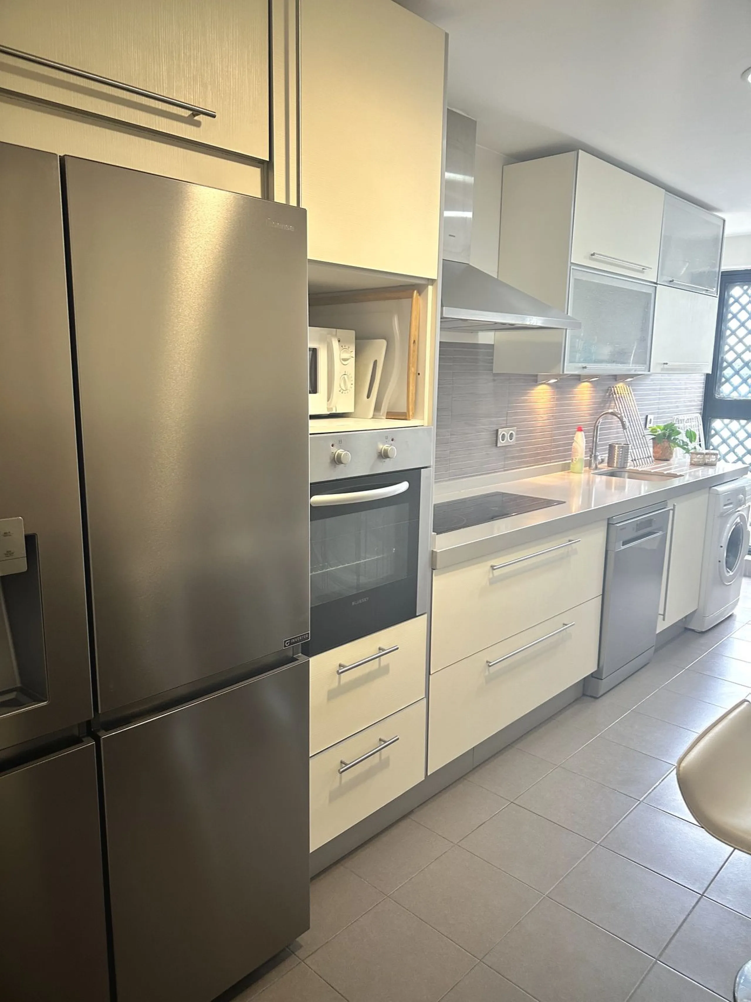 Fantastic penthouse in Locrimar , an attractive location in the sought-after area of Nueva Andalucía, within walking distance to both Puerto Banús, beach,shops, supermarkets, and the exclusive Real Club Marbella Gym.