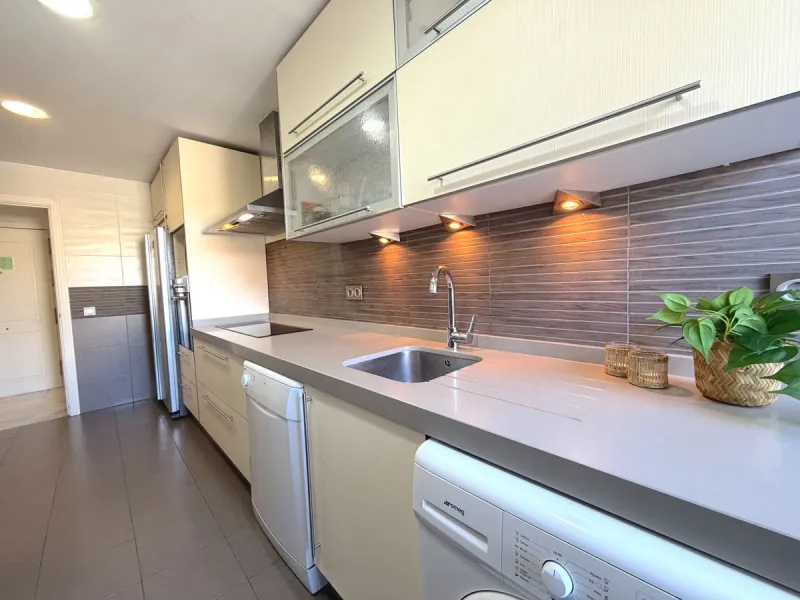 Fantastic penthouse in Locrimar , an attractive location in the sought-after area of Nueva Andalucía, within walking distance to both Puerto Banús, beach,shops, supermarkets, and the exclusive Real Club Marbella Gym.