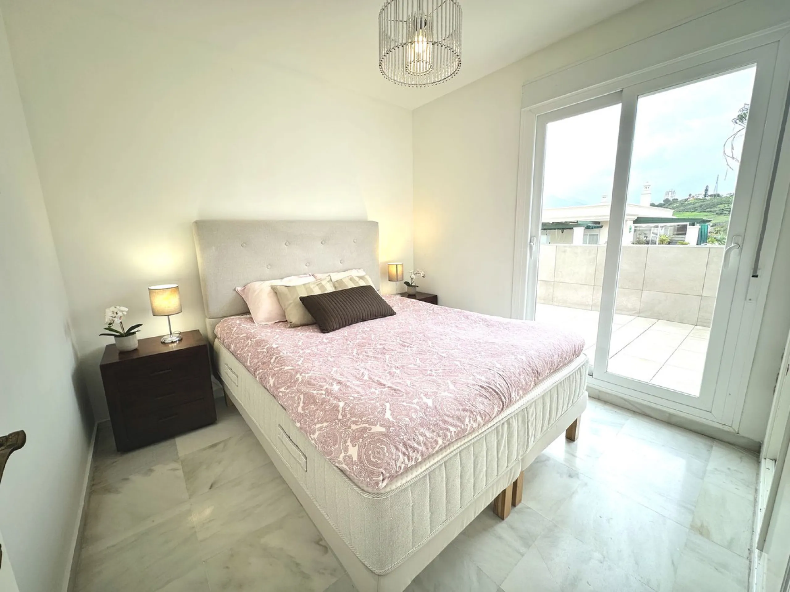 Fantastic penthouse in Locrimar , an attractive location in the sought-after area of Nueva Andalucía, within walking distance to both Puerto Banús, beach,shops, supermarkets, and the exclusive Real Club Marbella Gym.
