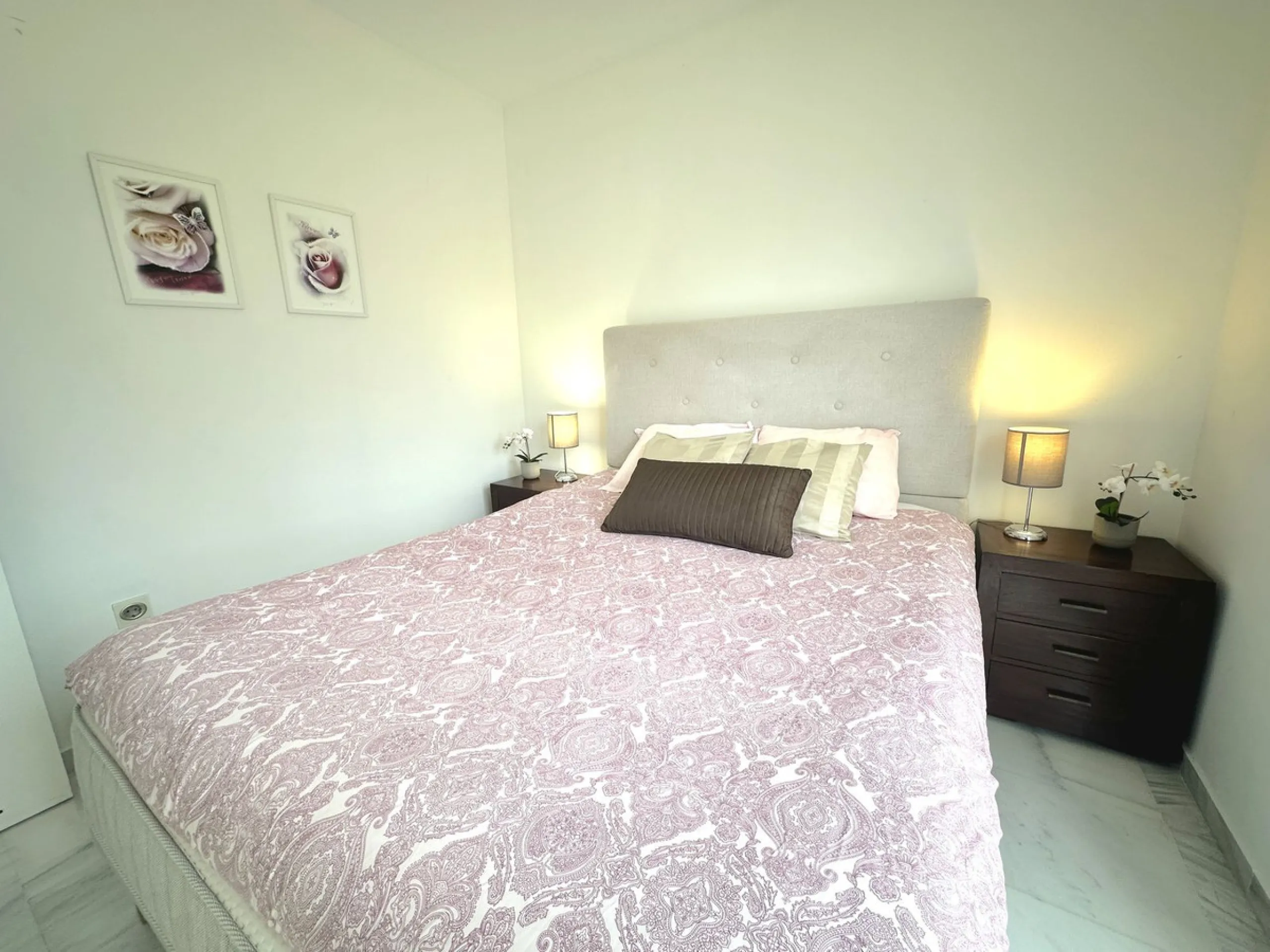 Fantastic penthouse in Locrimar , an attractive location in the sought-after area of Nueva Andalucía, within walking distance to both Puerto Banús, beach,shops, supermarkets, and the exclusive Real Club Marbella Gym.