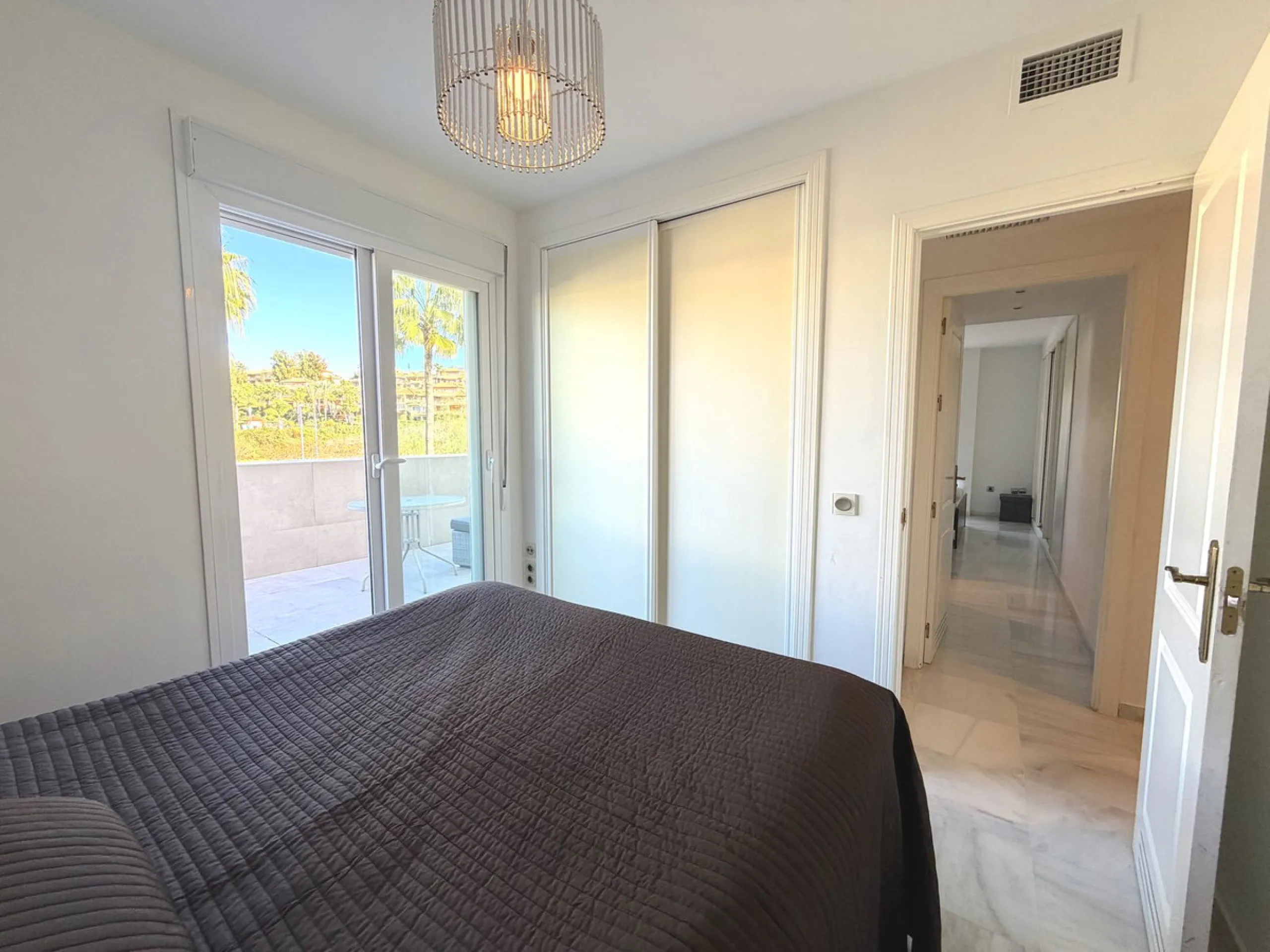 Fantastic penthouse in Locrimar , an attractive location in the sought-after area of Nueva Andalucía, within walking distance to both Puerto Banús, beach,shops, supermarkets, and the exclusive Real Club Marbella Gym.