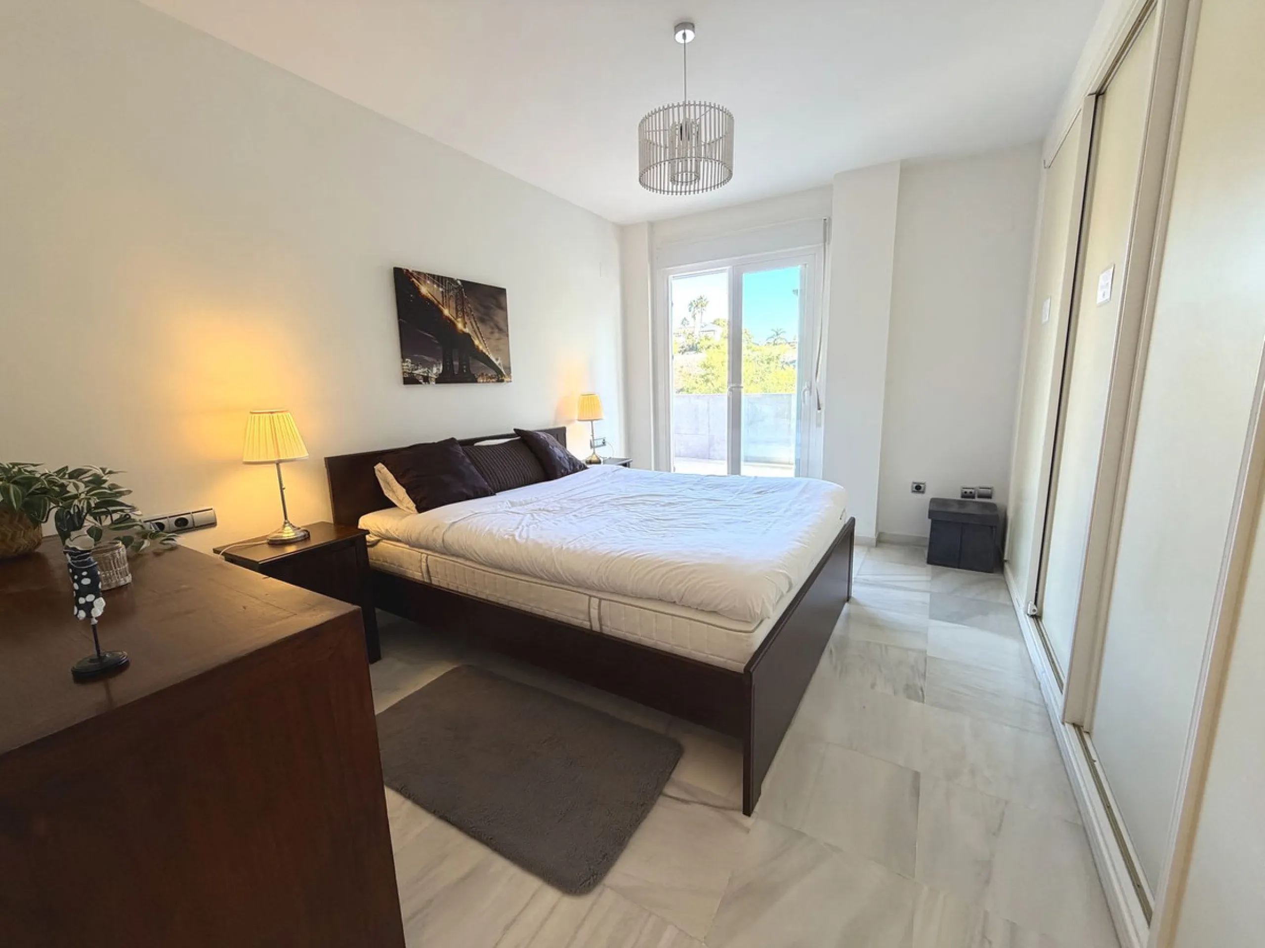 Fantastic penthouse in Locrimar , an attractive location in the sought-after area of Nueva Andalucía, within walking distance to both Puerto Banús, beach,shops, supermarkets, and the exclusive Real Club Marbella Gym.