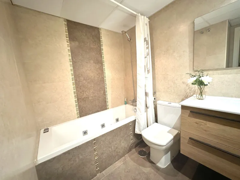 Fantastic penthouse in Locrimar , an attractive location in the sought-after area of Nueva Andalucía, within walking distance to both Puerto Banús, beach,shops, supermarkets, and the exclusive Real Club Marbella Gym.