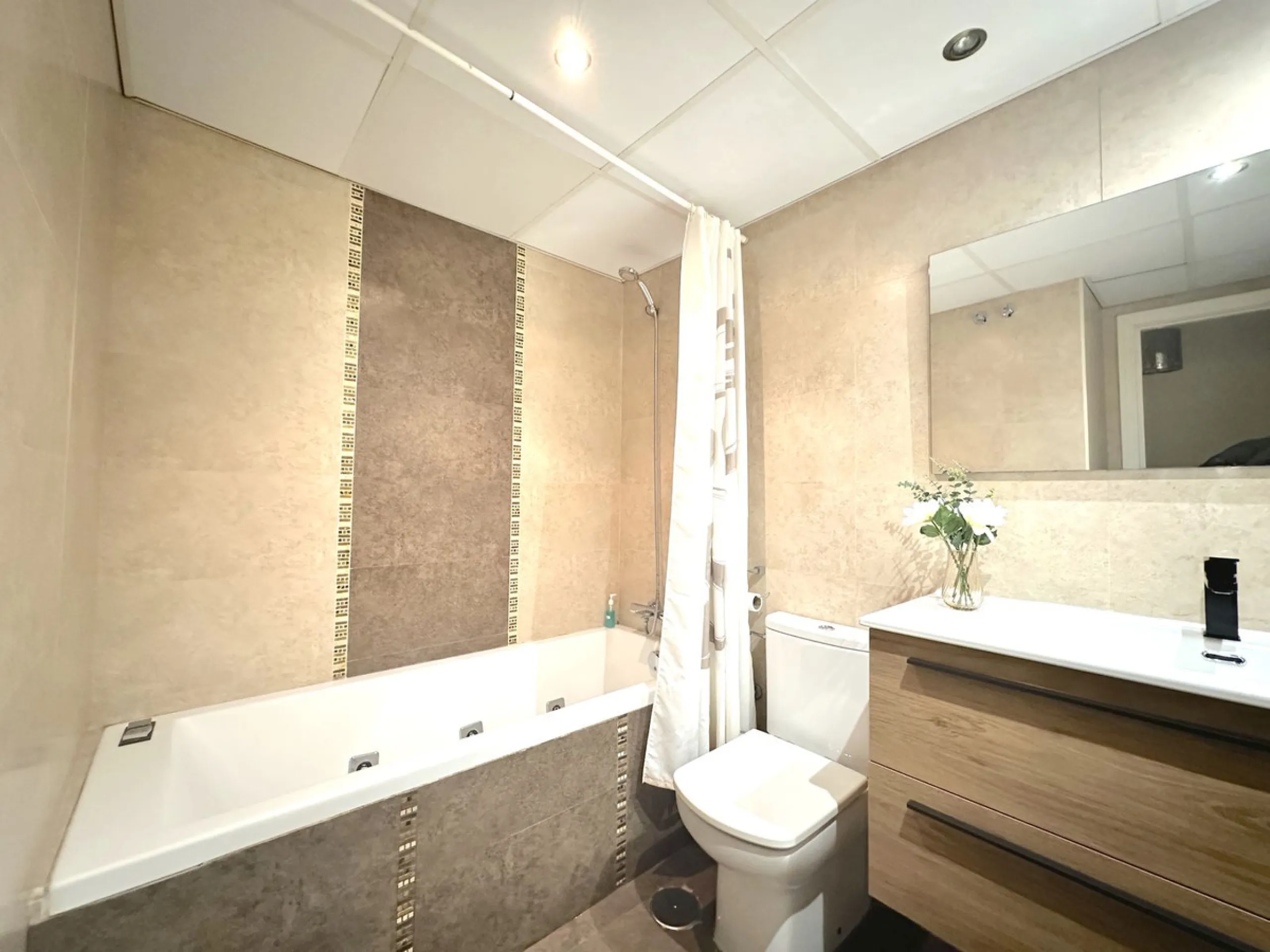 Fantastic penthouse in Locrimar , an attractive location in the sought-after area of Nueva Andalucía, within walking distance to both Puerto Banús, beach,shops, supermarkets, and the exclusive Real Club Marbella Gym.