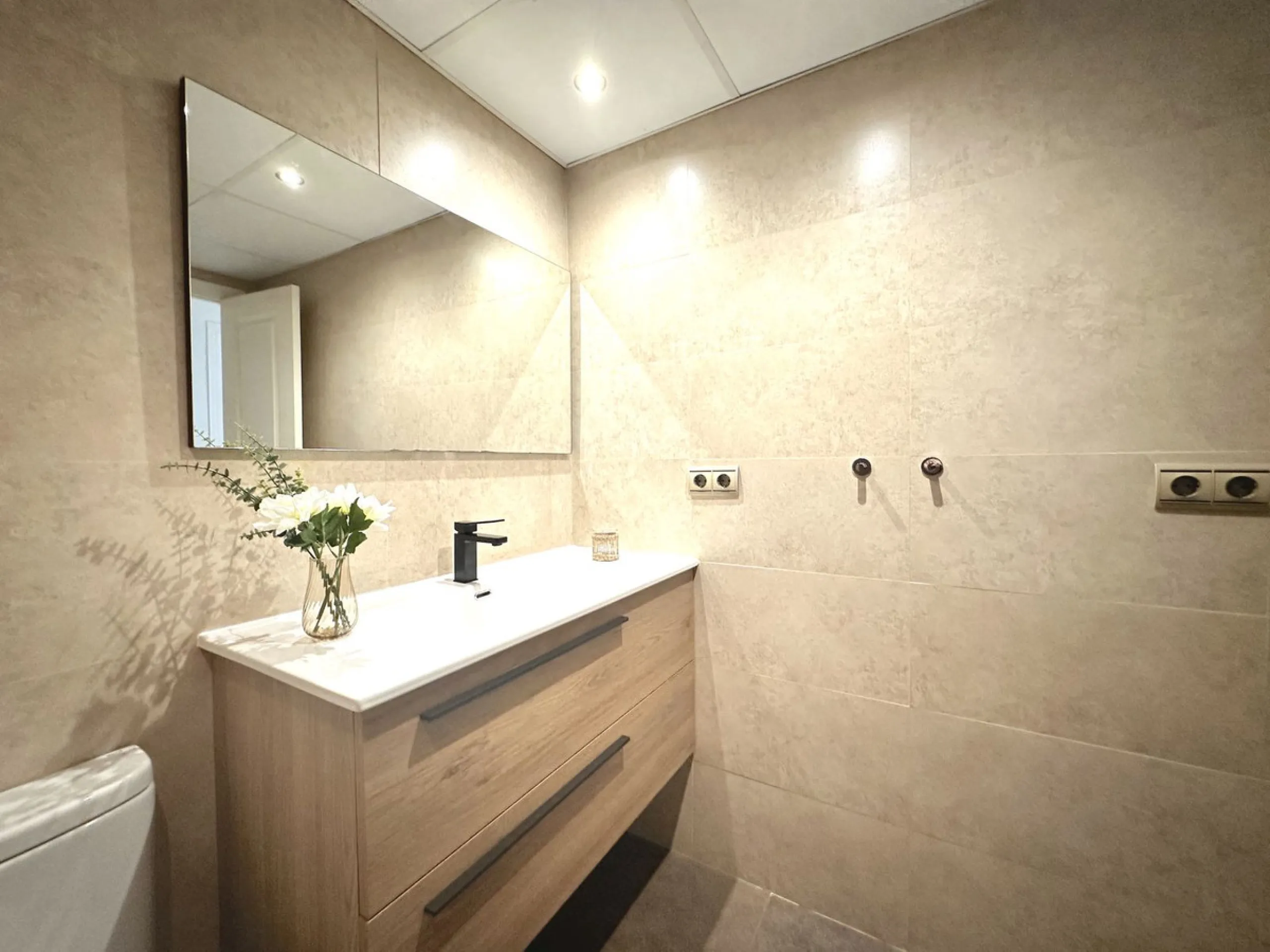 Fantastic penthouse in Locrimar , an attractive location in the sought-after area of Nueva Andalucía, within walking distance to both Puerto Banús, beach,shops, supermarkets, and the exclusive Real Club Marbella Gym.