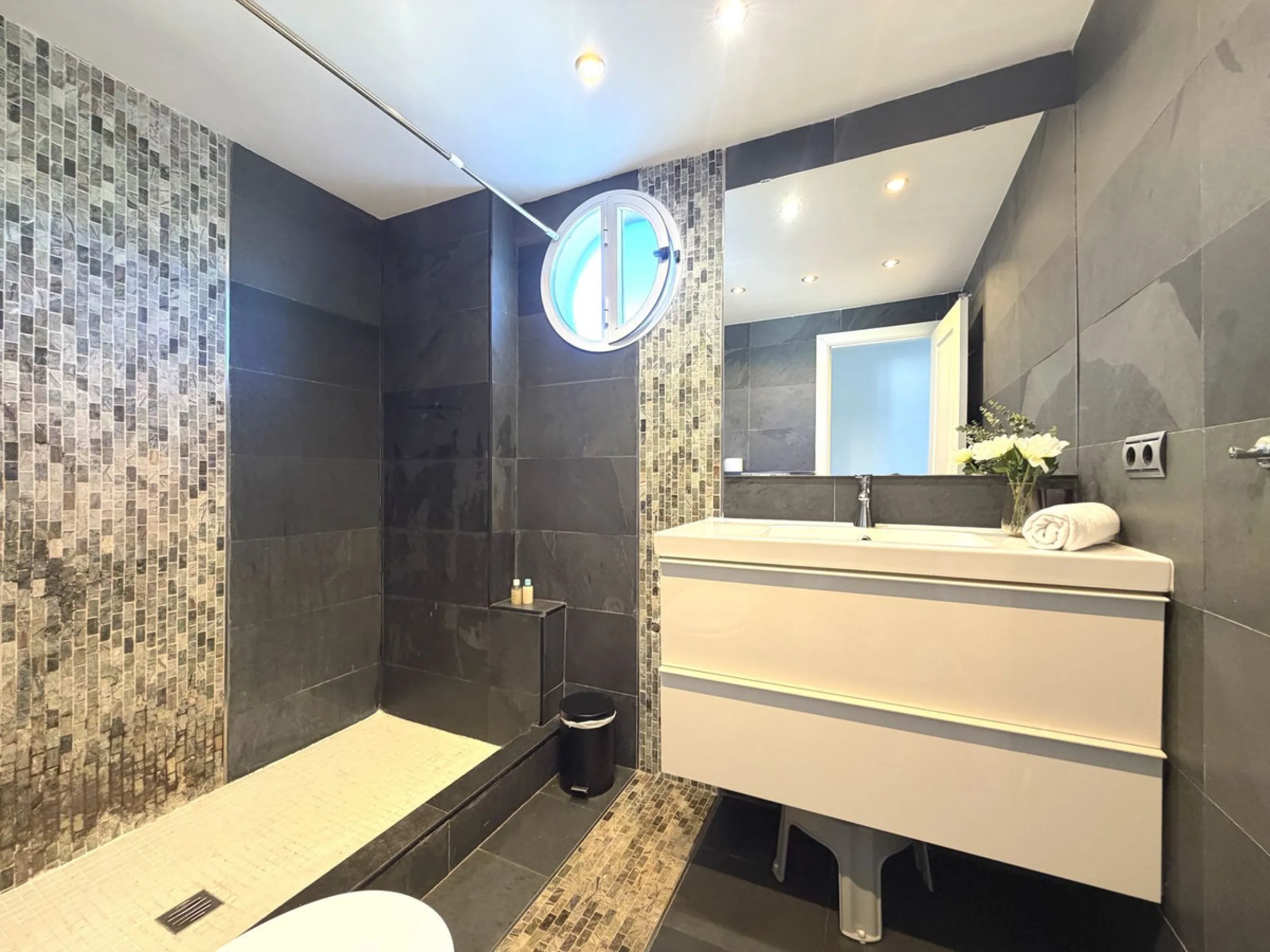 Fantastic penthouse in Locrimar , an attractive location in the sought-after area of Nueva Andalucía, within walking distance to both Puerto Banús, beach,shops, supermarkets, and the exclusive Real Club Marbella Gym.