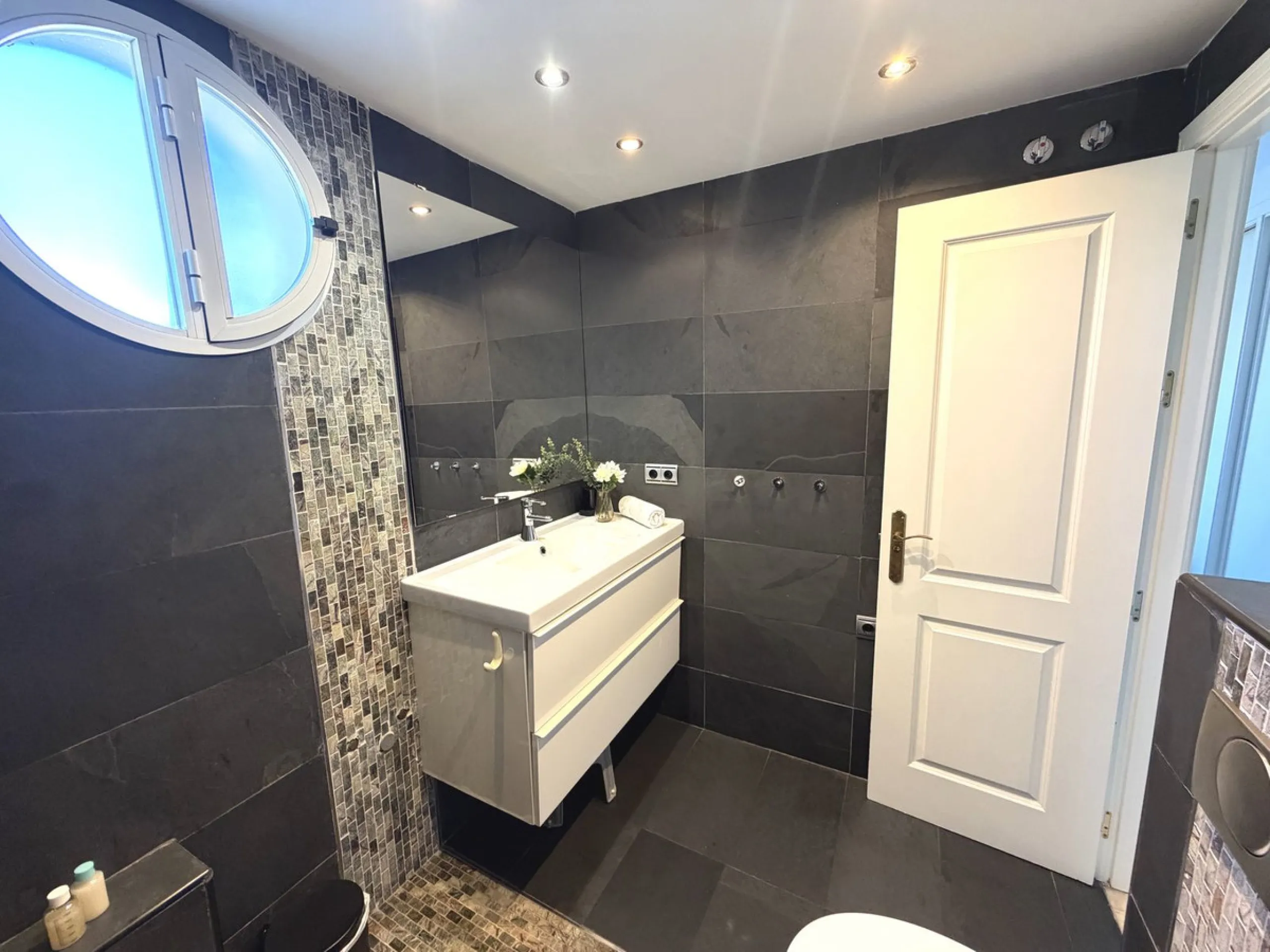 Fantastic penthouse in Locrimar , an attractive location in the sought-after area of Nueva Andalucía, within walking distance to both Puerto Banús, beach,shops, supermarkets, and the exclusive Real Club Marbella Gym.