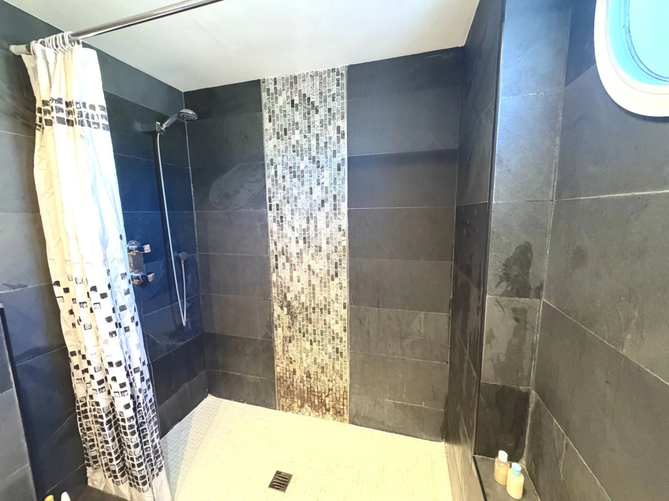 Fantastic penthouse in Locrimar , an attractive location in the sought-after area of Nueva Andalucía, within walking distance to both Puerto Banús, beach,shops, supermarkets, and the exclusive Real Club Marbella Gym.
