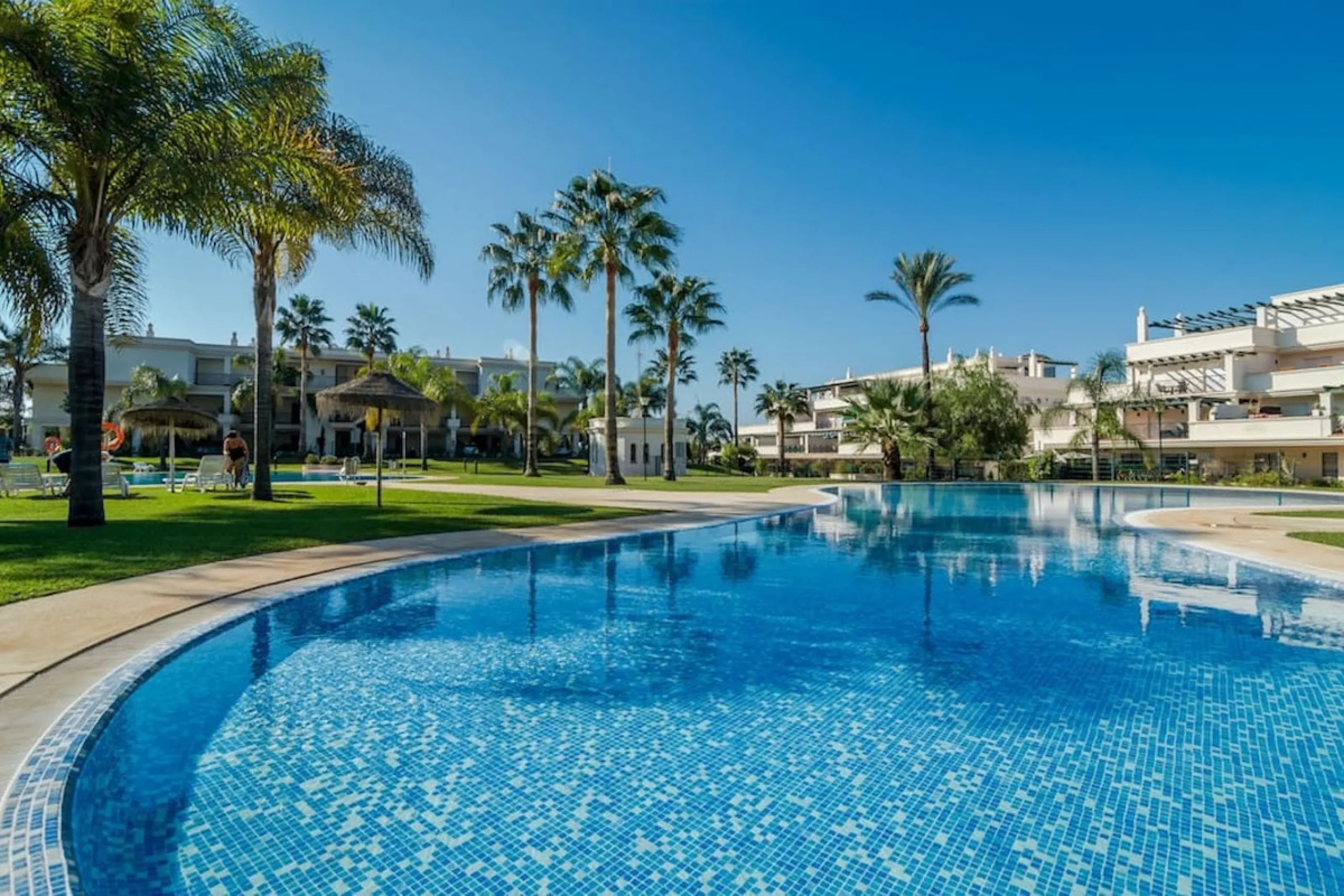 Fantastic penthouse in Locrimar , an attractive location in the sought-after area of Nueva Andalucía, within walking distance to both Puerto Banús, beach,shops, supermarkets, and the exclusive Real Club Marbella Gym.