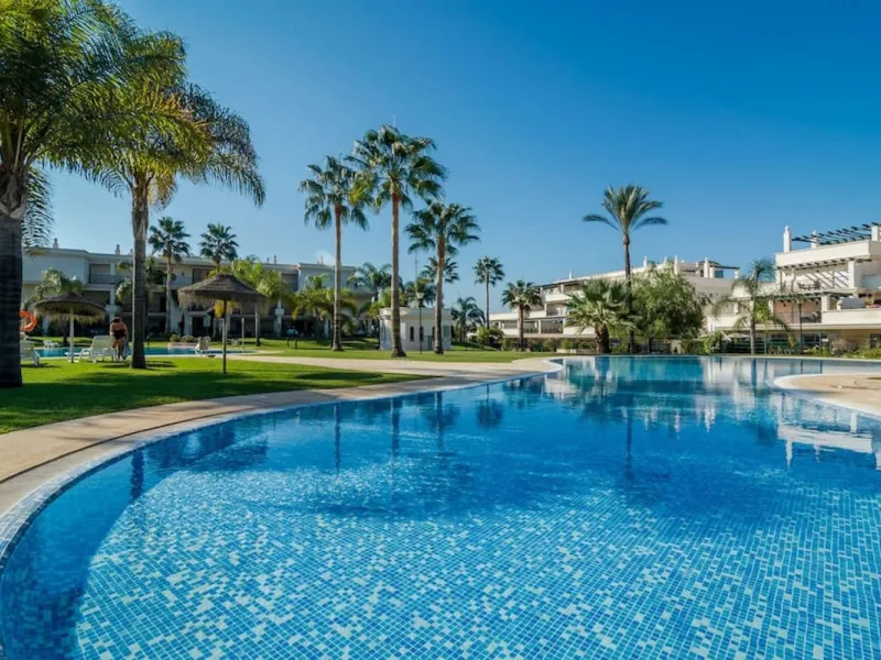 Fantastic penthouse in Locrimar , an attractive location in the sought-after area of Nueva Andalucía, within walking distance to both Puerto Banús, beach,shops, supermarkets, and the exclusive Real Club Marbella Gym.