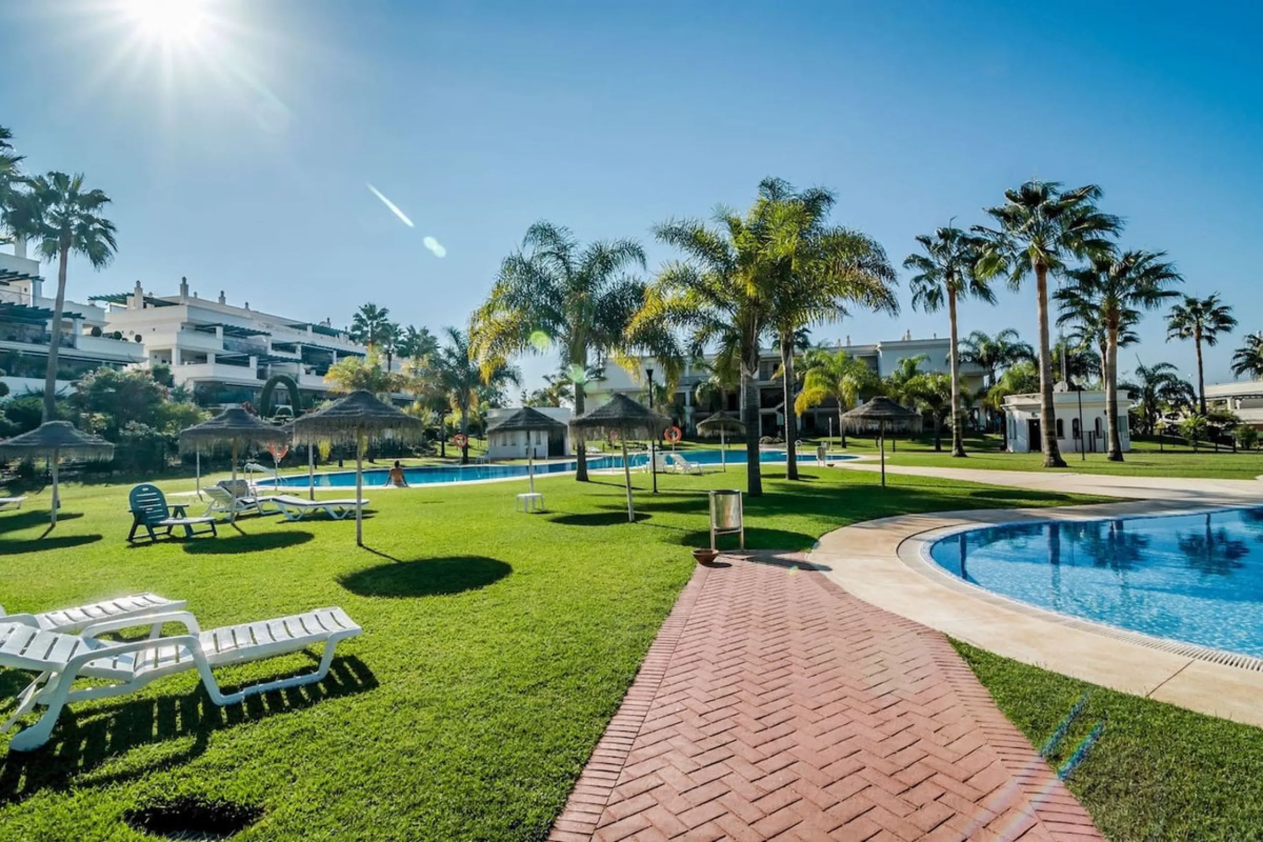 Fantastic penthouse in Locrimar , an attractive location in the sought-after area of Nueva Andalucía, within walking distance to both Puerto Banús, beach,shops, supermarkets, and the exclusive Real Club Marbella Gym.