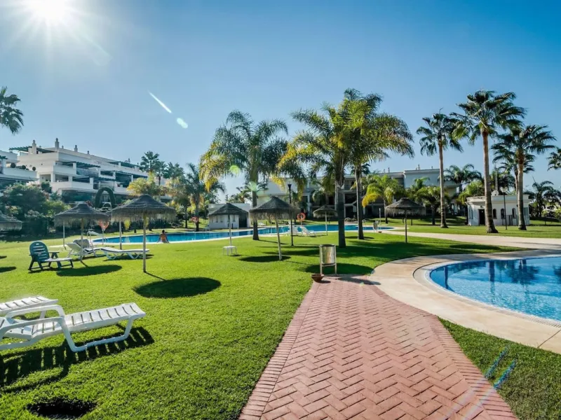 Fantastic penthouse in Locrimar , an attractive location in the sought-after area of Nueva Andalucía, within walking distance to both Puerto Banús, beach,shops, supermarkets, and the exclusive Real Club Marbella Gym.