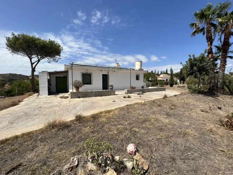 Immerse yourself in a serene paradise in charming La Cala de Mijas with this estate located just a 10-minute drive from the town centre. This estate boasts a generous 14,041 m² of land, including an orchard and terraces to unleash your agricultural spirit