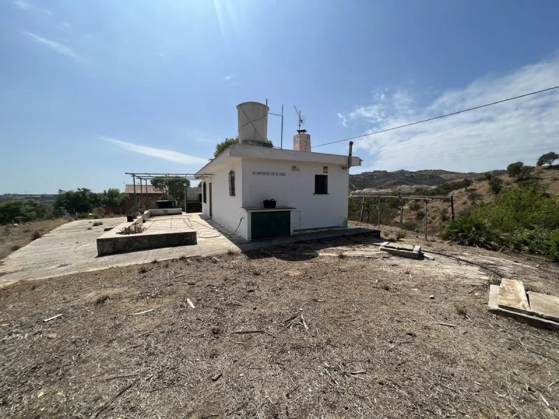 Immerse yourself in a serene paradise in charming La Cala de Mijas with this estate located just a 10-minute drive from the town centre. This estate boasts a generous 14,041 m² of land, including an orchard and terraces to unleash your agricultural spirit