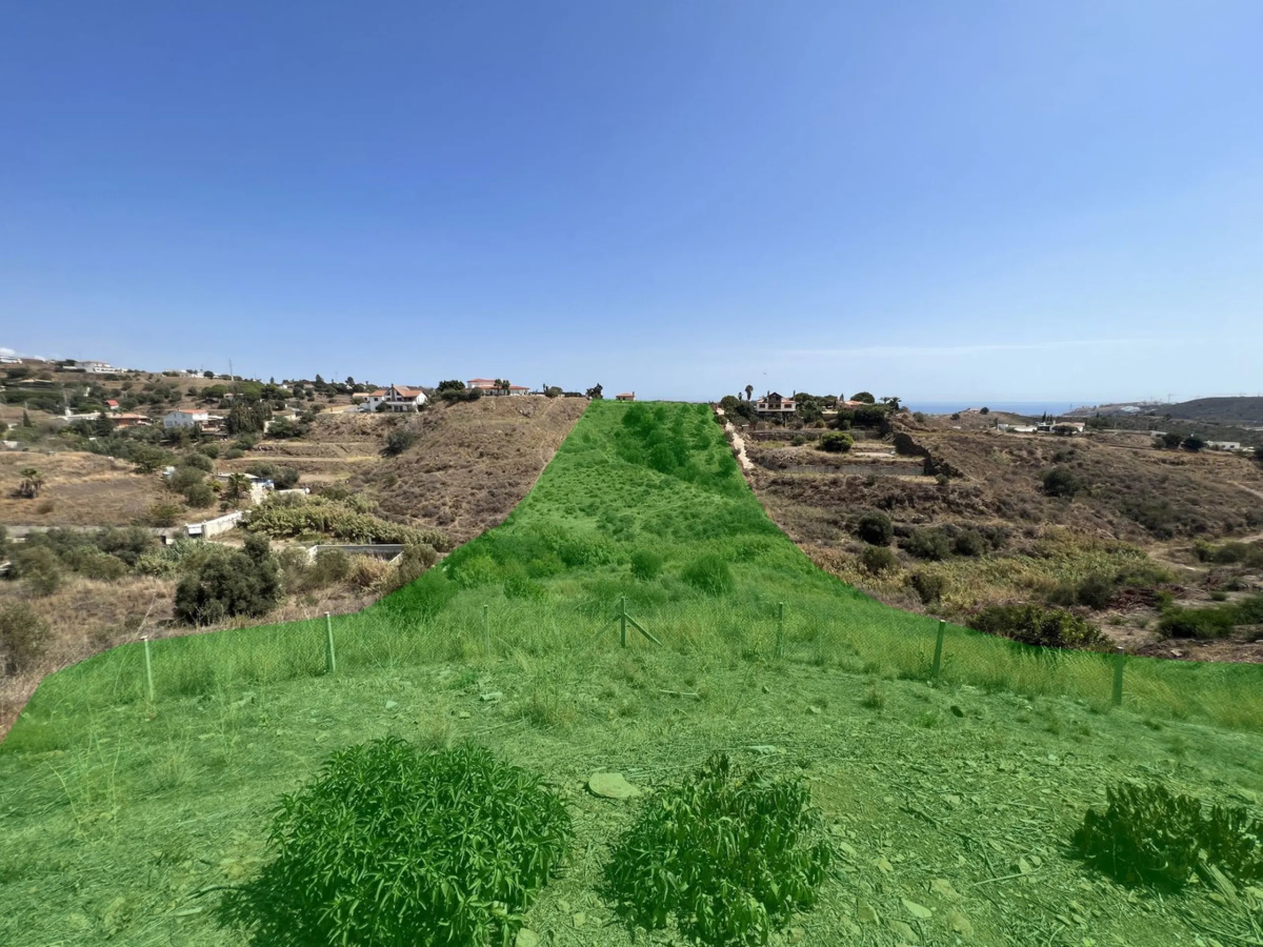 Immerse yourself in a serene paradise in charming La Cala de Mijas with this estate located just a 10-minute drive from the town centre. This estate boasts a generous 14,041 m² of land, including an orchard and terraces to unleash your agricultural spirit