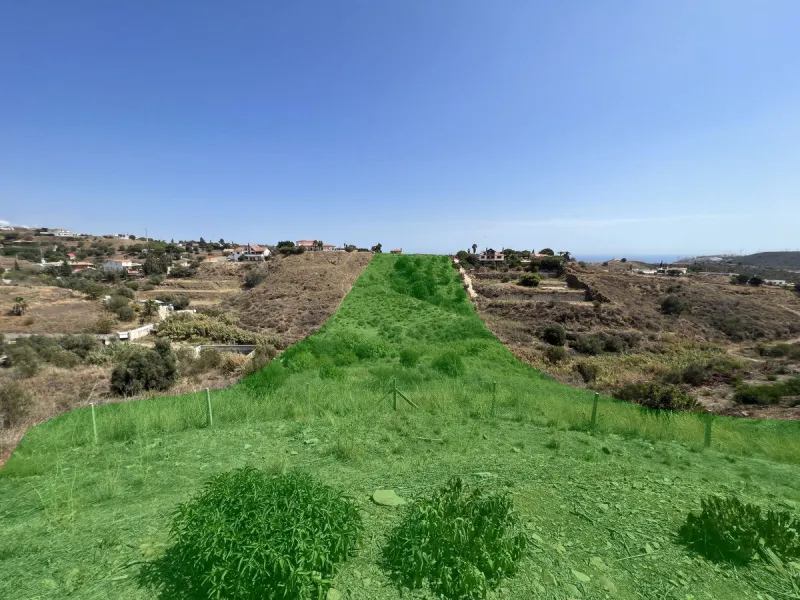 Immerse yourself in a serene paradise in charming La Cala de Mijas with this estate located just a 10-minute drive from the town centre. This estate boasts a generous 14,041 m² of land, including an orchard and terraces to unleash your agricultural spirit
