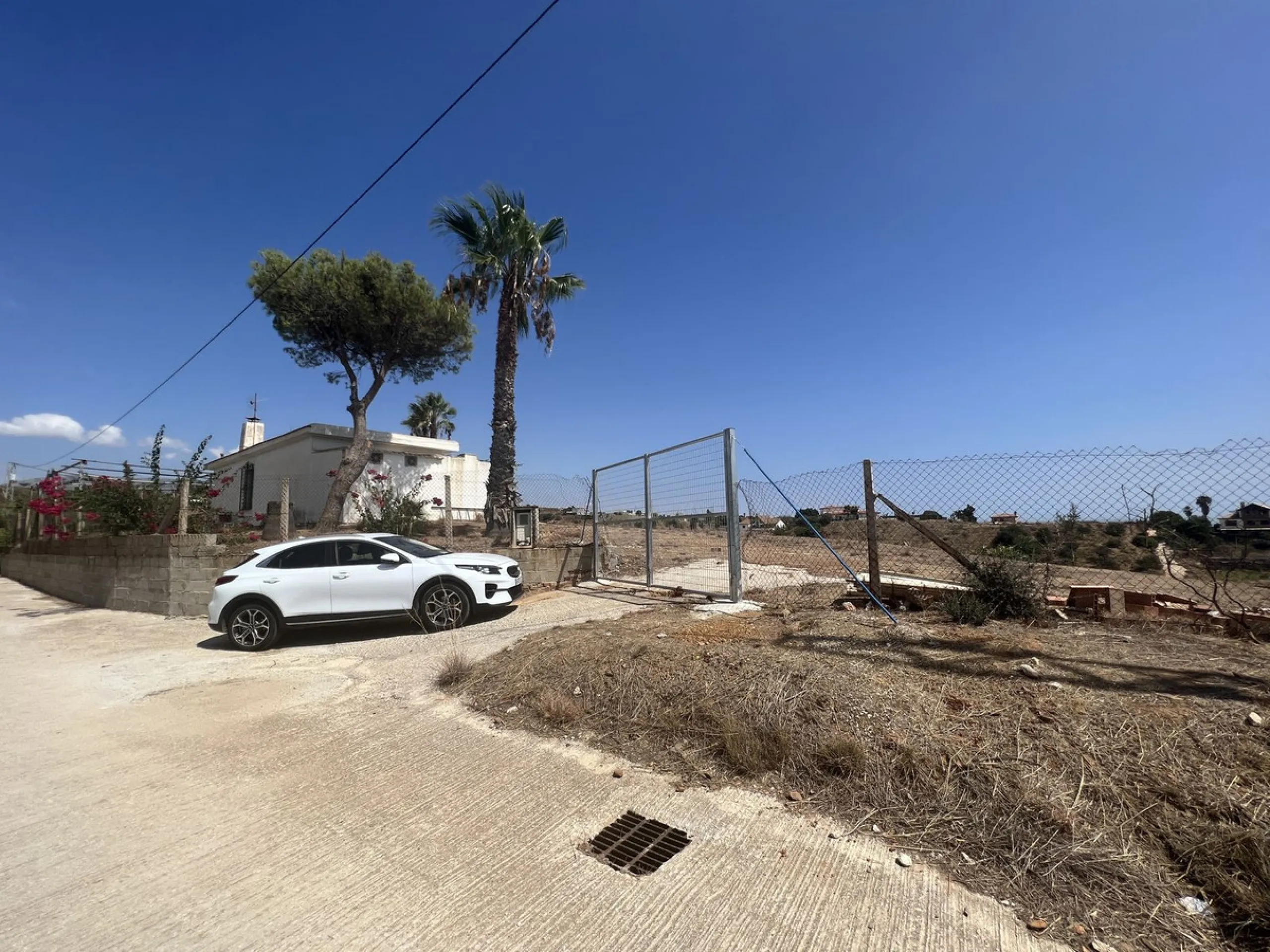 Immerse yourself in a serene paradise in charming La Cala de Mijas with this estate located just a 10-minute drive from the town centre. This estate boasts a generous 14,041 m² of land, including an orchard and terraces to unleash your agricultural spirit
