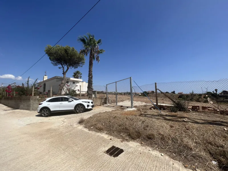 Immerse yourself in a serene paradise in charming La Cala de Mijas with this estate located just a 10-minute drive from the town centre. This estate boasts a generous 14,041 m² of land, including an orchard and terraces to unleash your agricultural spirit