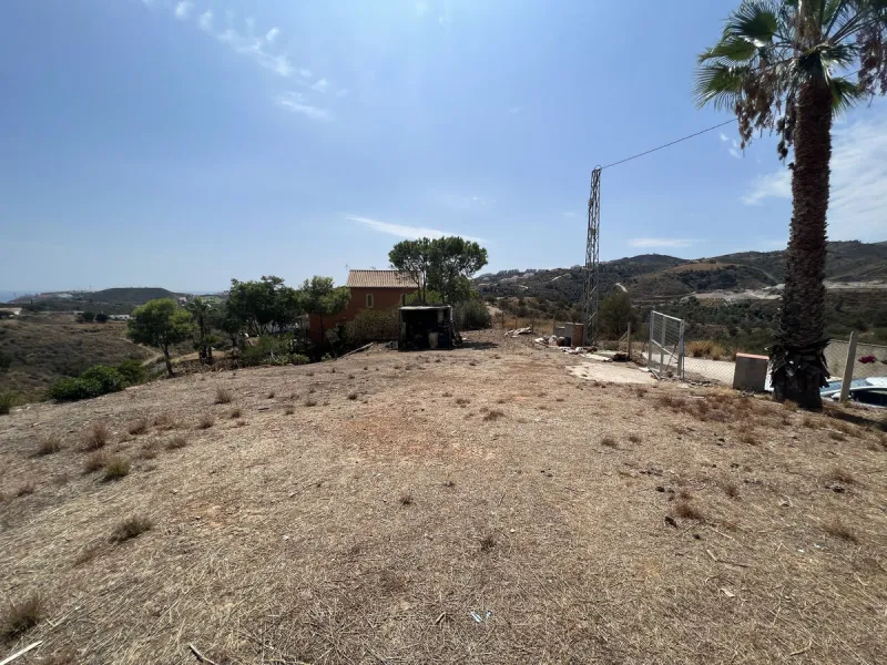 Immerse yourself in a serene paradise in charming La Cala de Mijas with this estate located just a 10-minute drive from the town centre. This estate boasts a generous 14,041 m² of land, including an orchard and terraces to unleash your agricultural spirit