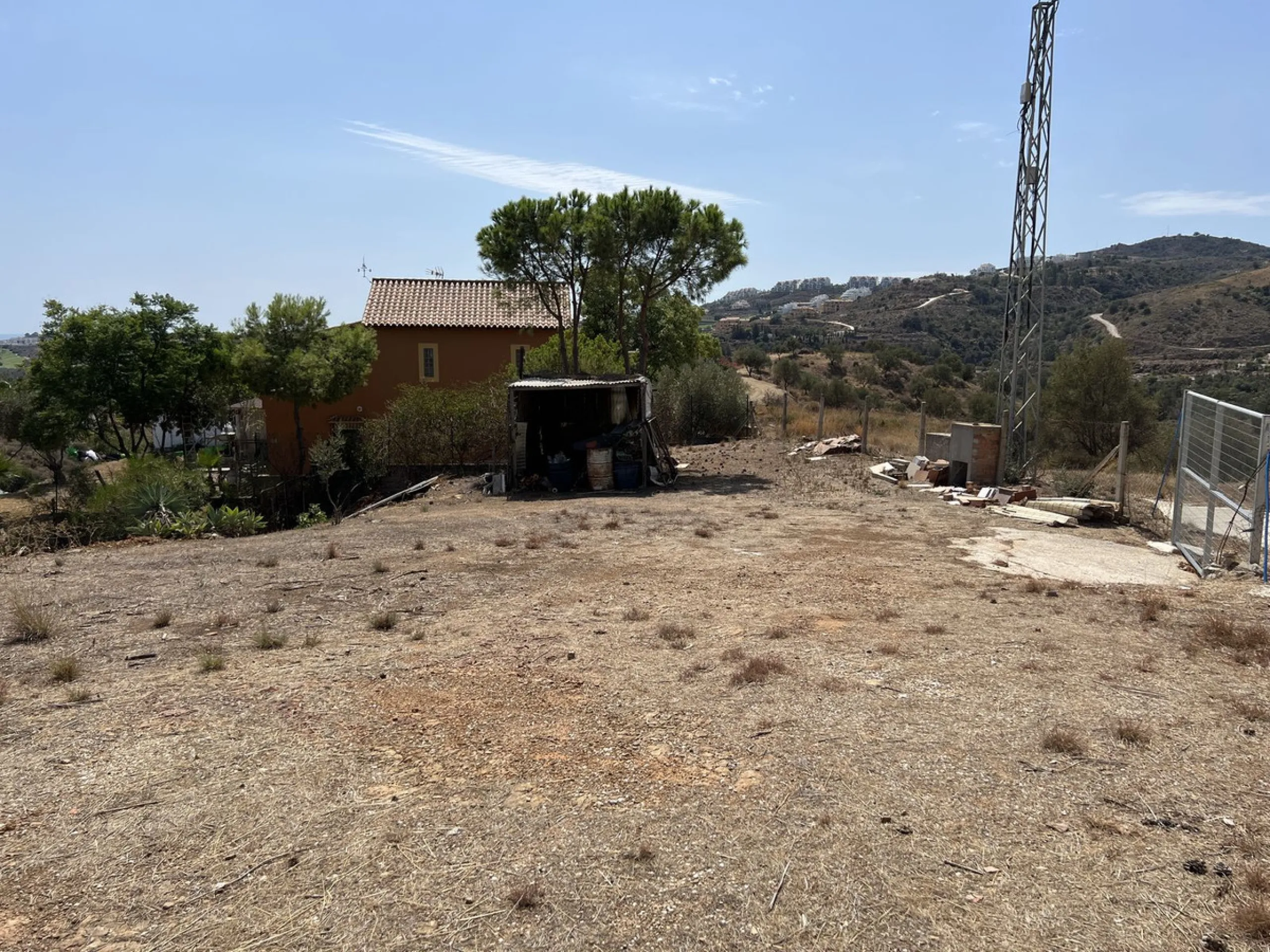 Immerse yourself in a serene paradise in charming La Cala de Mijas with this estate located just a 10-minute drive from the town centre. This estate boasts a generous 14,041 m² of land, including an orchard and terraces to unleash your agricultural spirit