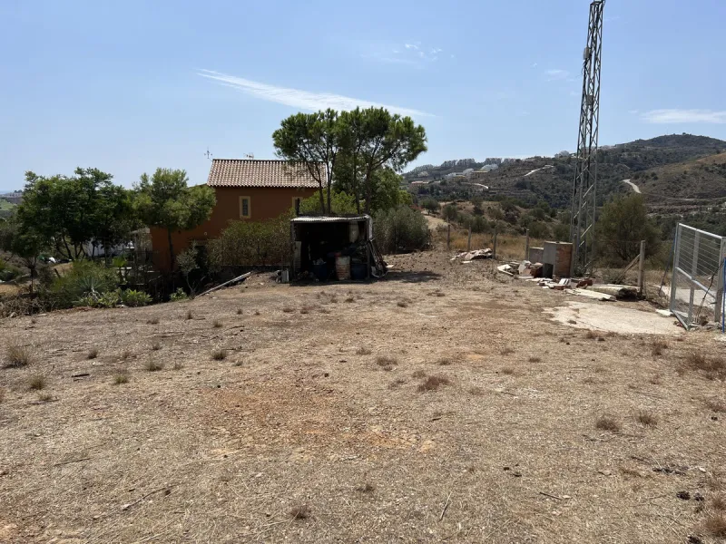 Immerse yourself in a serene paradise in charming La Cala de Mijas with this estate located just a 10-minute drive from the town centre. This estate boasts a generous 14,041 m² of land, including an orchard and terraces to unleash your agricultural spirit