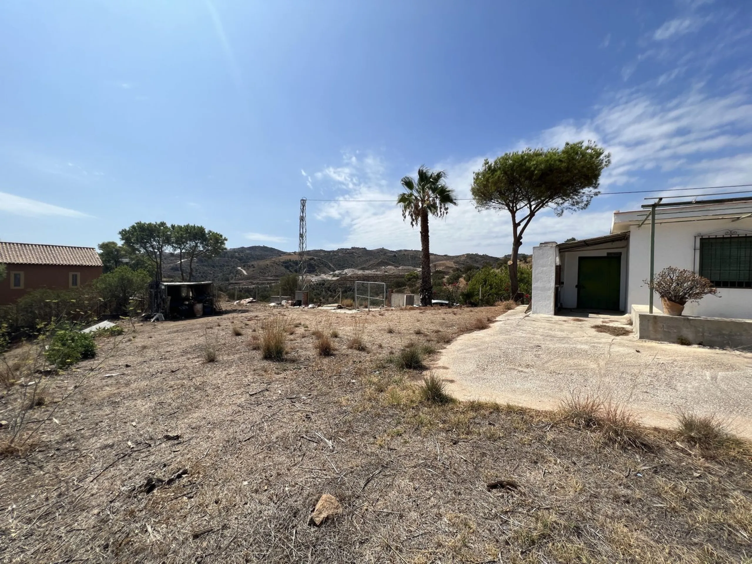 Immerse yourself in a serene paradise in charming La Cala de Mijas with this estate located just a 10-minute drive from the town centre. This estate boasts a generous 14,041 m² of land, including an orchard and terraces to unleash your agricultural spirit