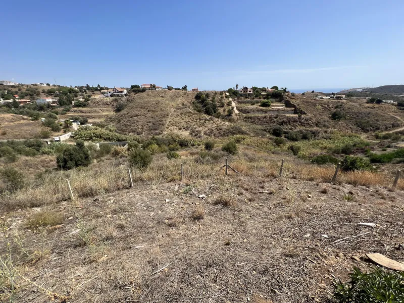 Immerse yourself in a serene paradise in charming La Cala de Mijas with this estate located just a 10-minute drive from the town centre. This estate boasts a generous 14,041 m² of land, including an orchard and terraces to unleash your agricultural spirit