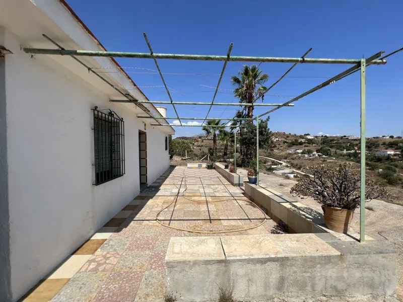 Immerse yourself in a serene paradise in charming La Cala de Mijas with this estate located just a 10-minute drive from the town centre. This estate boasts a generous 14,041 m² of land, including an orchard and terraces to unleash your agricultural spirit