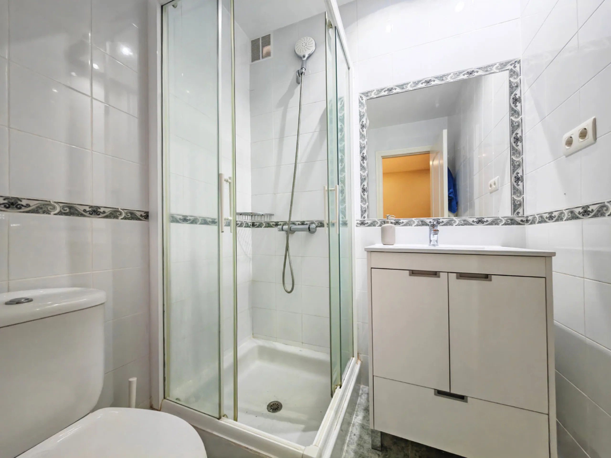 Ground Floor Apartment for sale in , Mijas Costa with 2 bedrooms, 2 bathrooms and with orientation east, with communal swimming pool and communal garden. Regarding property dimensions, it has 58 m² built and 49 m² interior. Has the following facilities fr