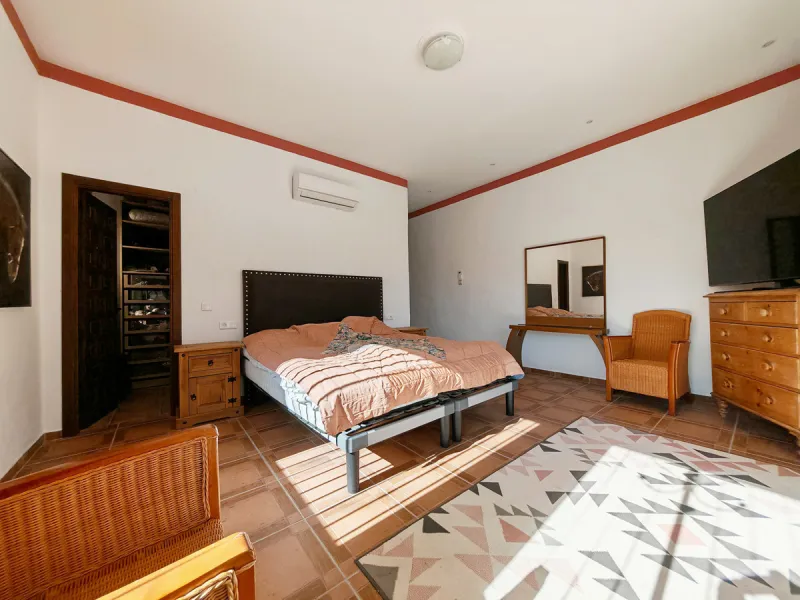 Exceptional equestrian estate for sale in Coín with four independent homes and full professional facilities.