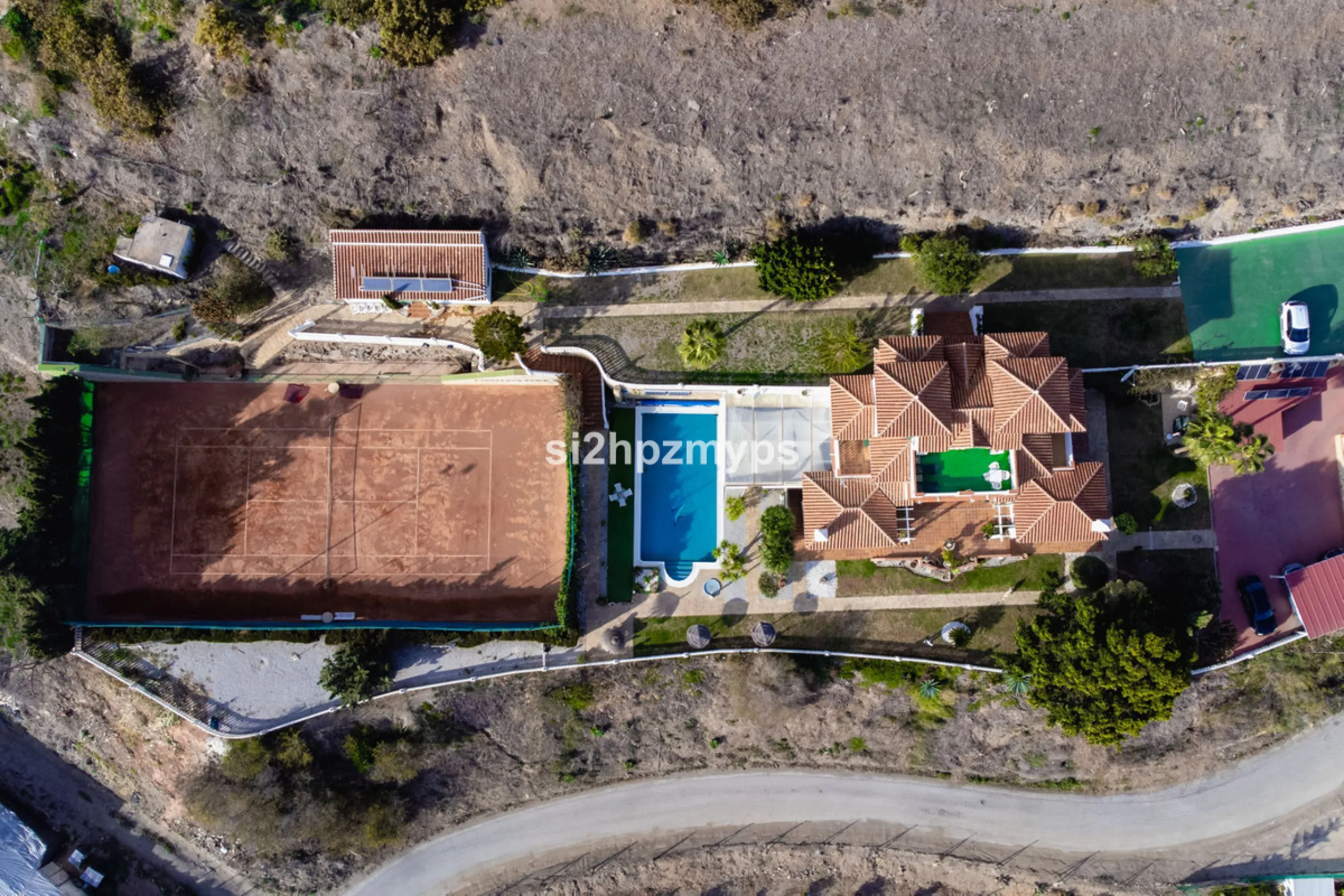 Große Villa in Torrox mit Tennisplatz und guten Geschäftsmöglichkeiten